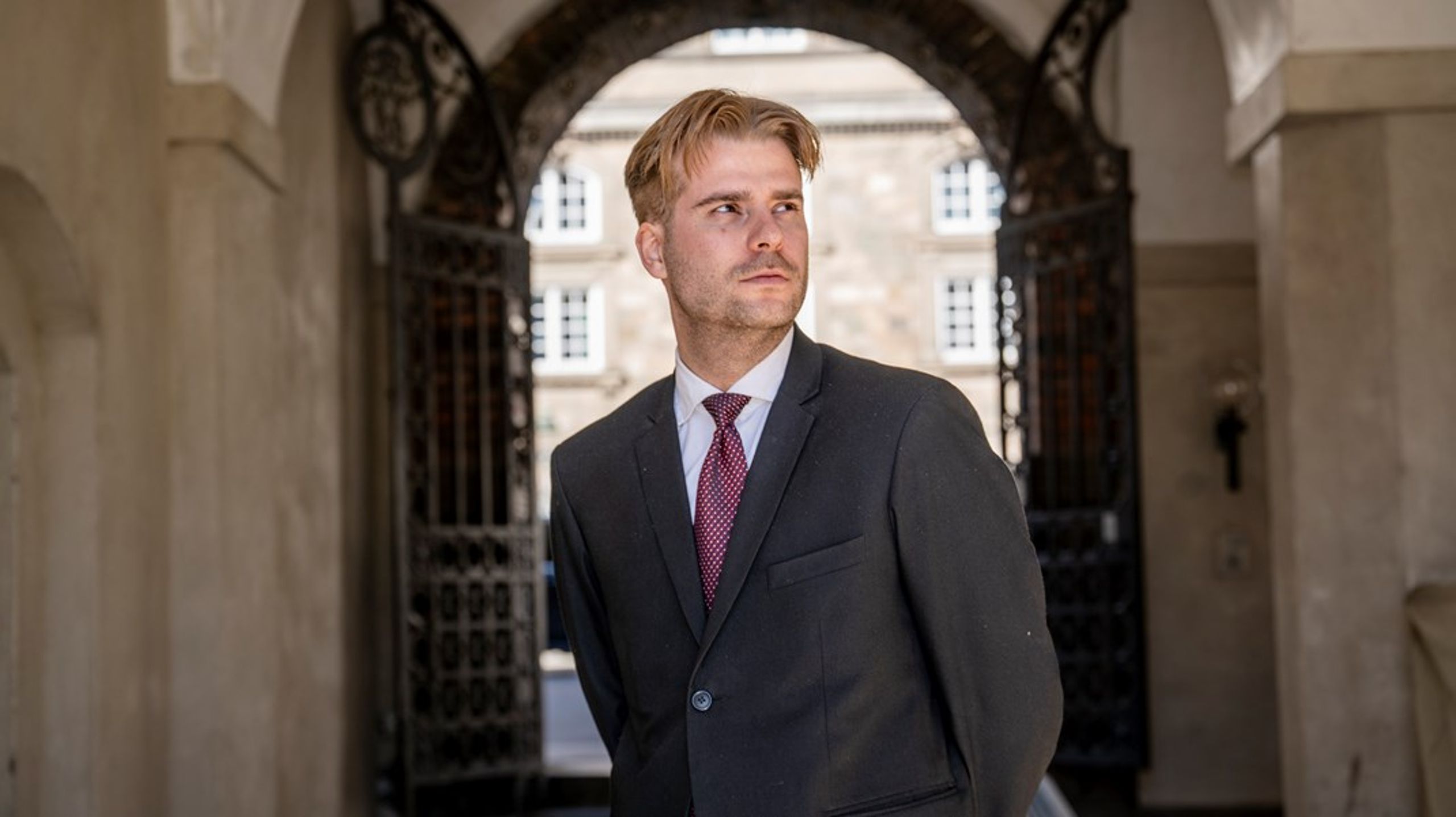 Når venstrefløjen beskylder højrefløjen for at polarisere, vender de ofte årsag og virkning på hovedet. Det er ikke ønsket om mindre politisering, der splitter samfundet. Det er ønsket om total politisering, skriver&nbsp;Mitchel Oliver.