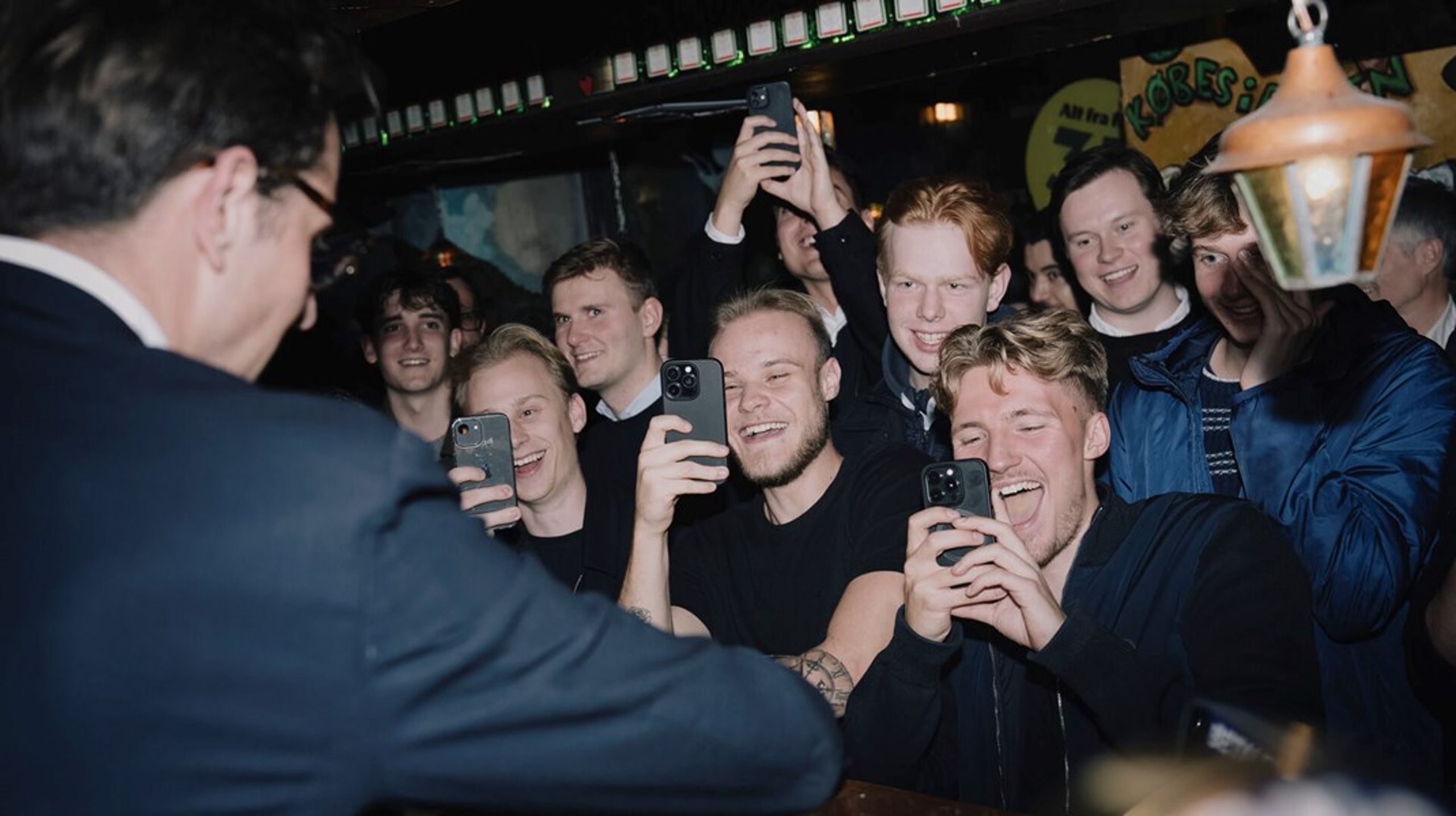 Det skulle dokumenteres, da Alex Vanopslagh&nbsp; sidste år langede&nbsp;øl over disken på Heidis Bier Bar i København. Ny måling viser, at LA's opbakning hos de unge er stagneret.
