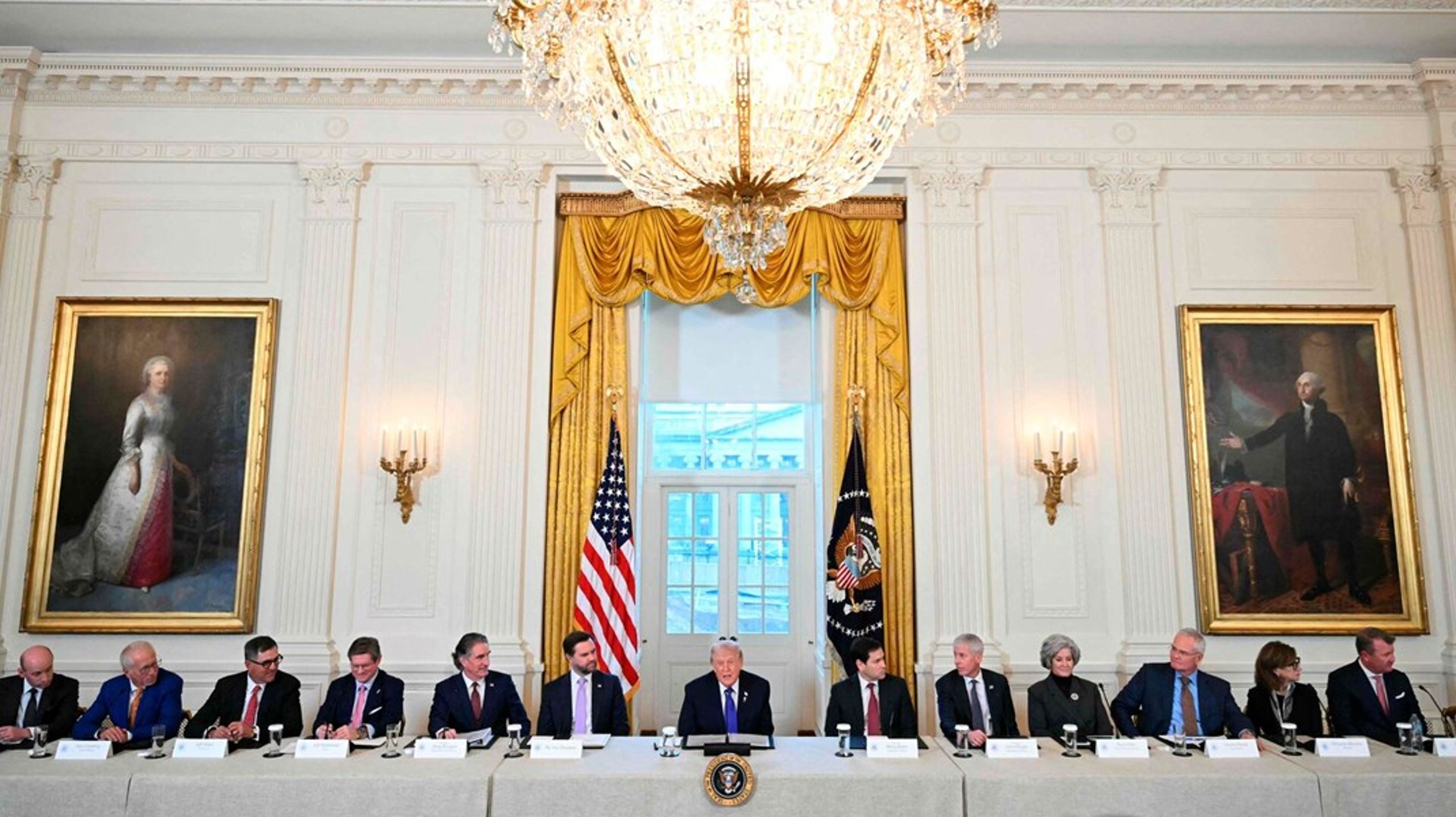 Vi bør se Donald Trump som en enevældig konge, og de folk, han omgiver sig med, som hans hof, mener&nbsp;professor Abraham Newman fra Georgestown Universitet.<div><br></div><blockquote></blockquote>