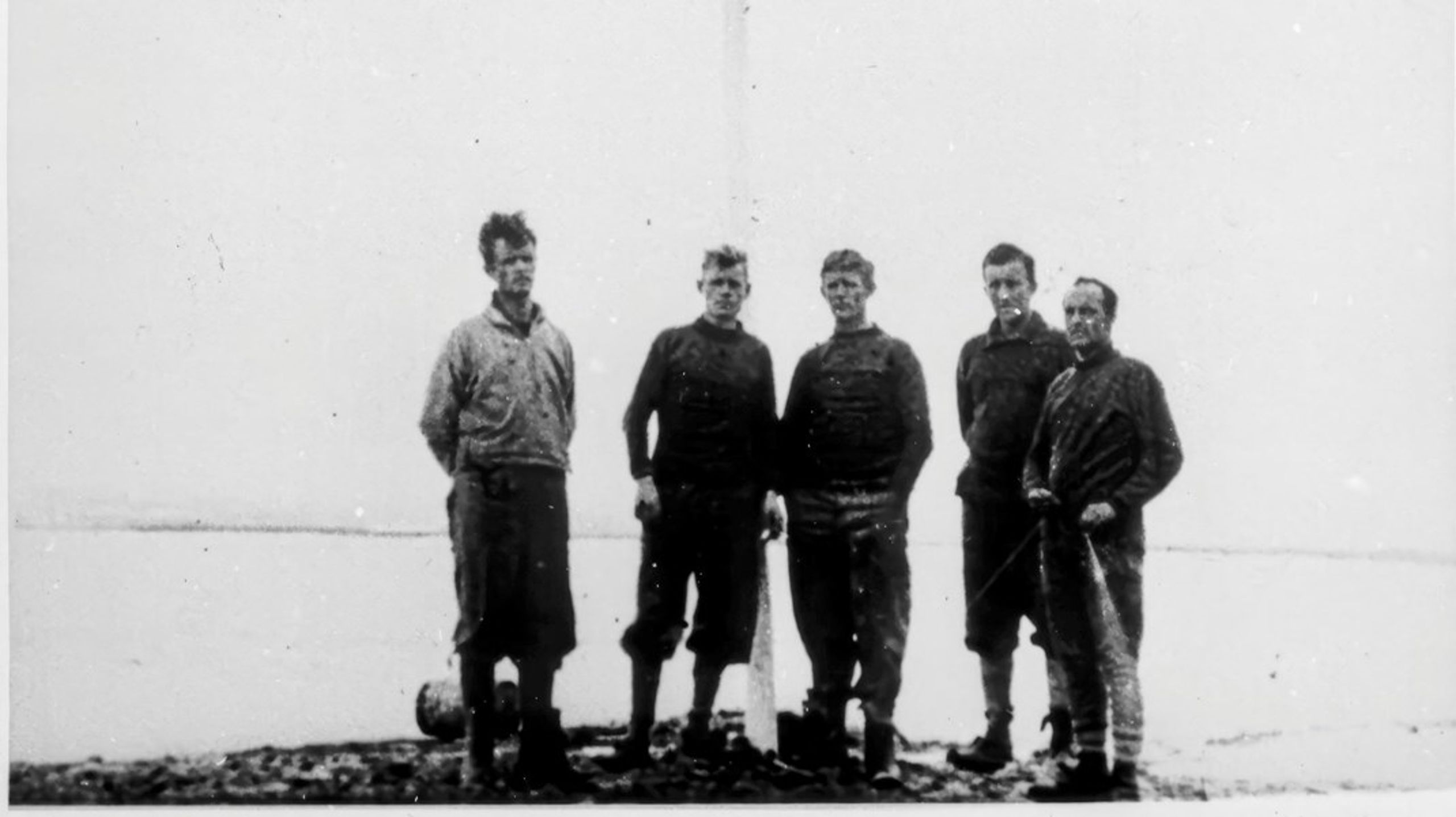 Fem norske pelsfangere besatte på egen hånd Østgrønland i 1931. Det blev startskuddet til en flerårig international krise mellem Danmark og Norge.