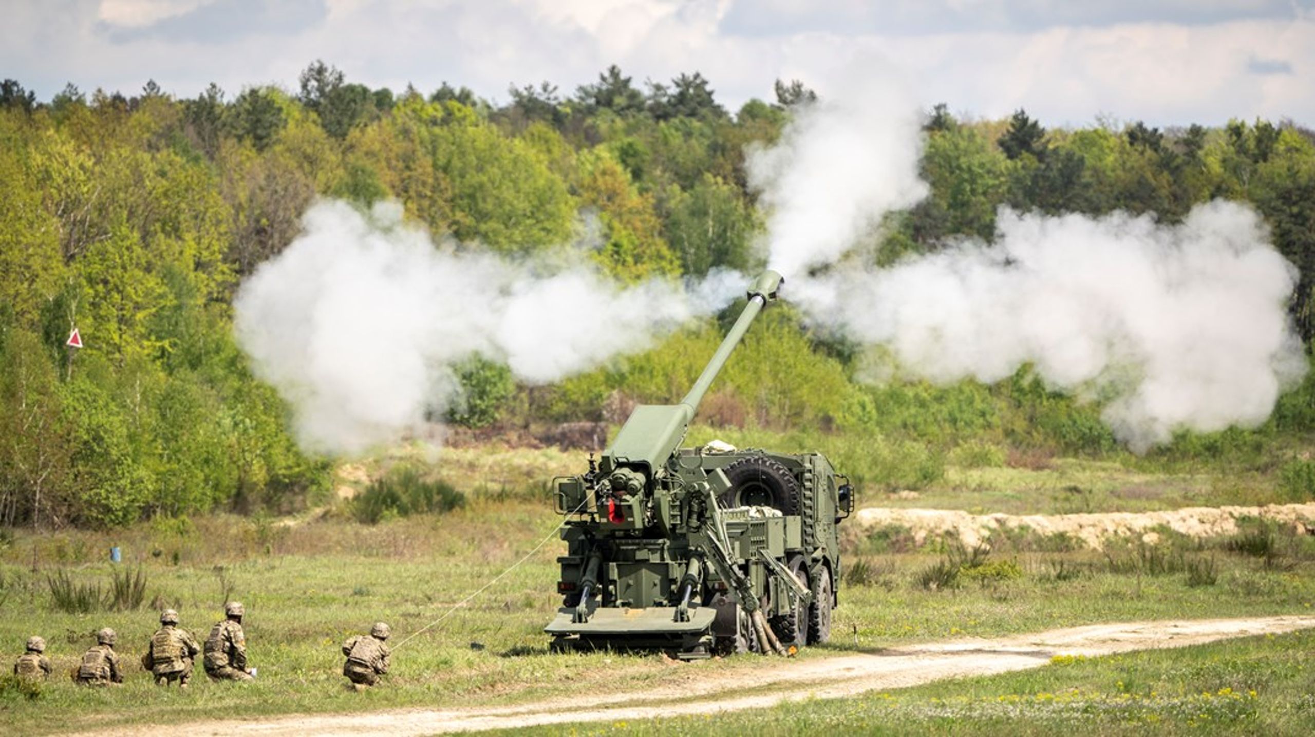 Danmark bør investere i produktionen af grønne brændstoffer til Forsvaret for at styrke dansk og europæisk selvforsyning, skriver Tejs Laustsen Jensen og Ulrich Bang.