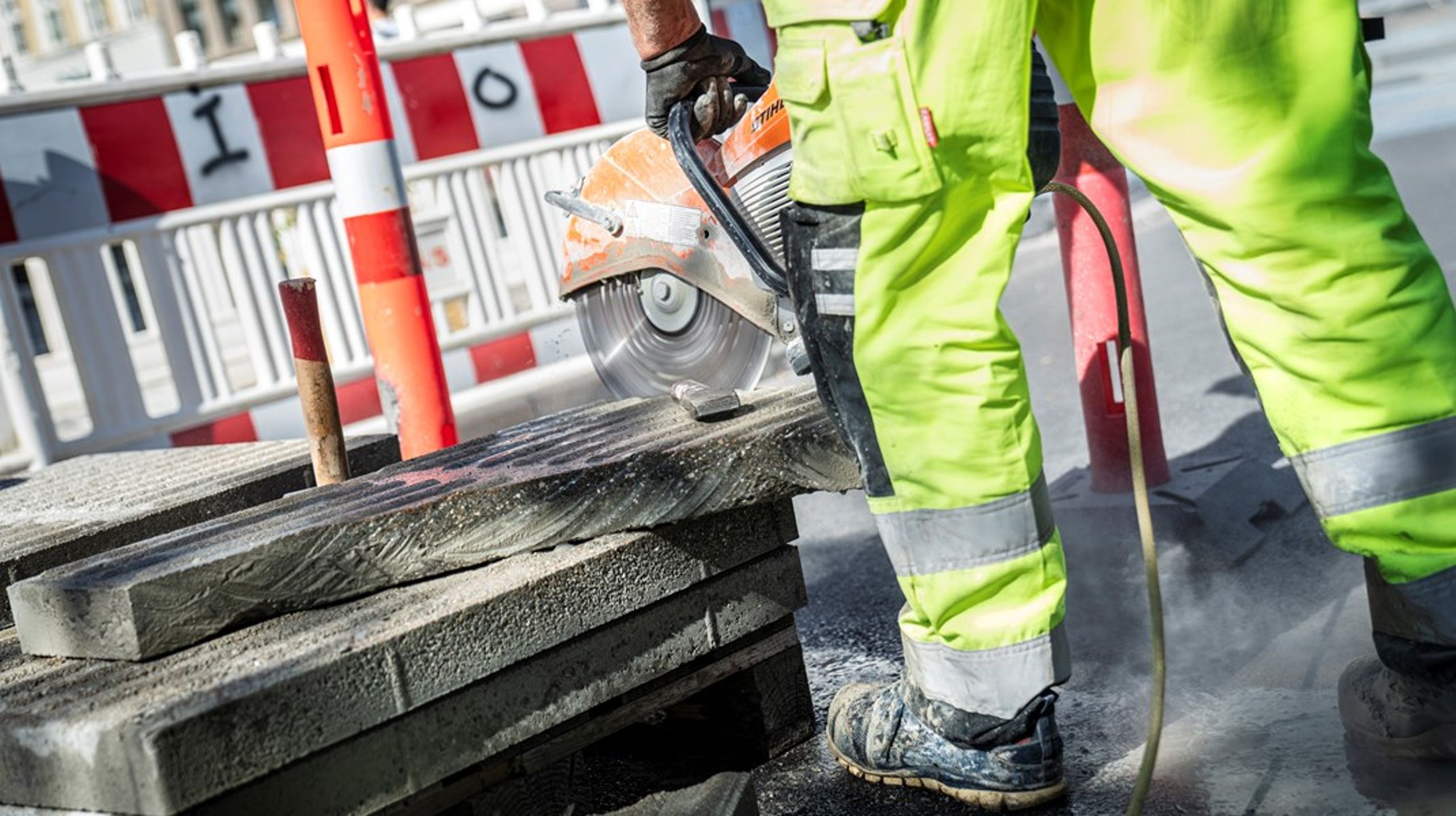 Politikerne bør investere mere i middelvejen, for dem der er i risiko for eller måske allerede på vej til at blive nedslidte. Det vil især sige efter- eller videreuddannelse til en jobfunktion, der er mindre nedslidende, skriver&nbsp;Kristoffer Lind Glavind.