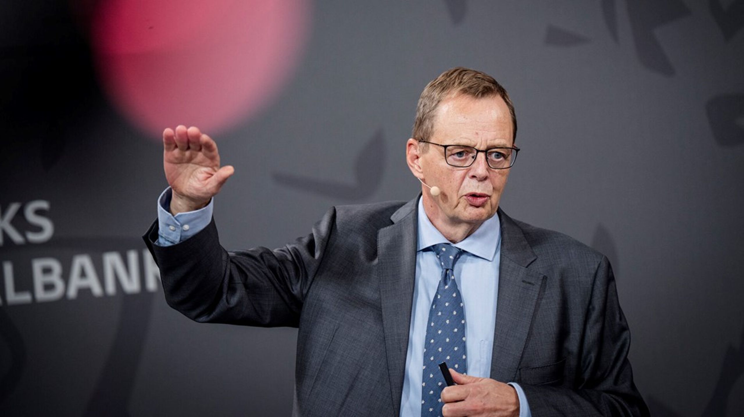 Nationalbankdirektør Christian Kettel Thomsen tager torsdag til et stort kommunalt økonomimøde i Aalborg med to klare budskaber.