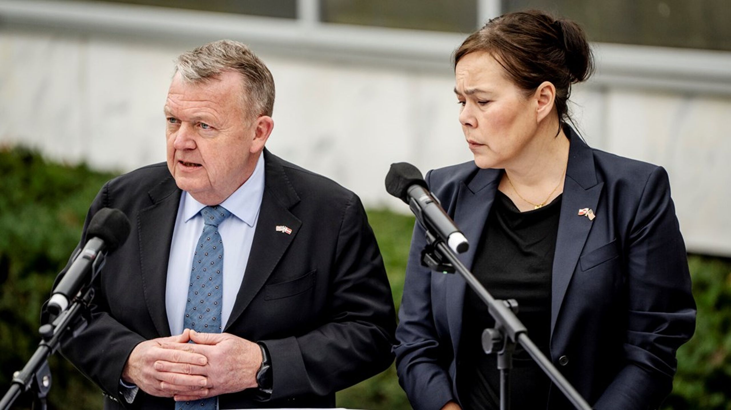 Udenrigsministrene Lars Løkke Rasmussen (M) og Vivian Motzfeldt (Siumut) ved det første pressemøde ved ambassaden i Washington onsdag.&nbsp;