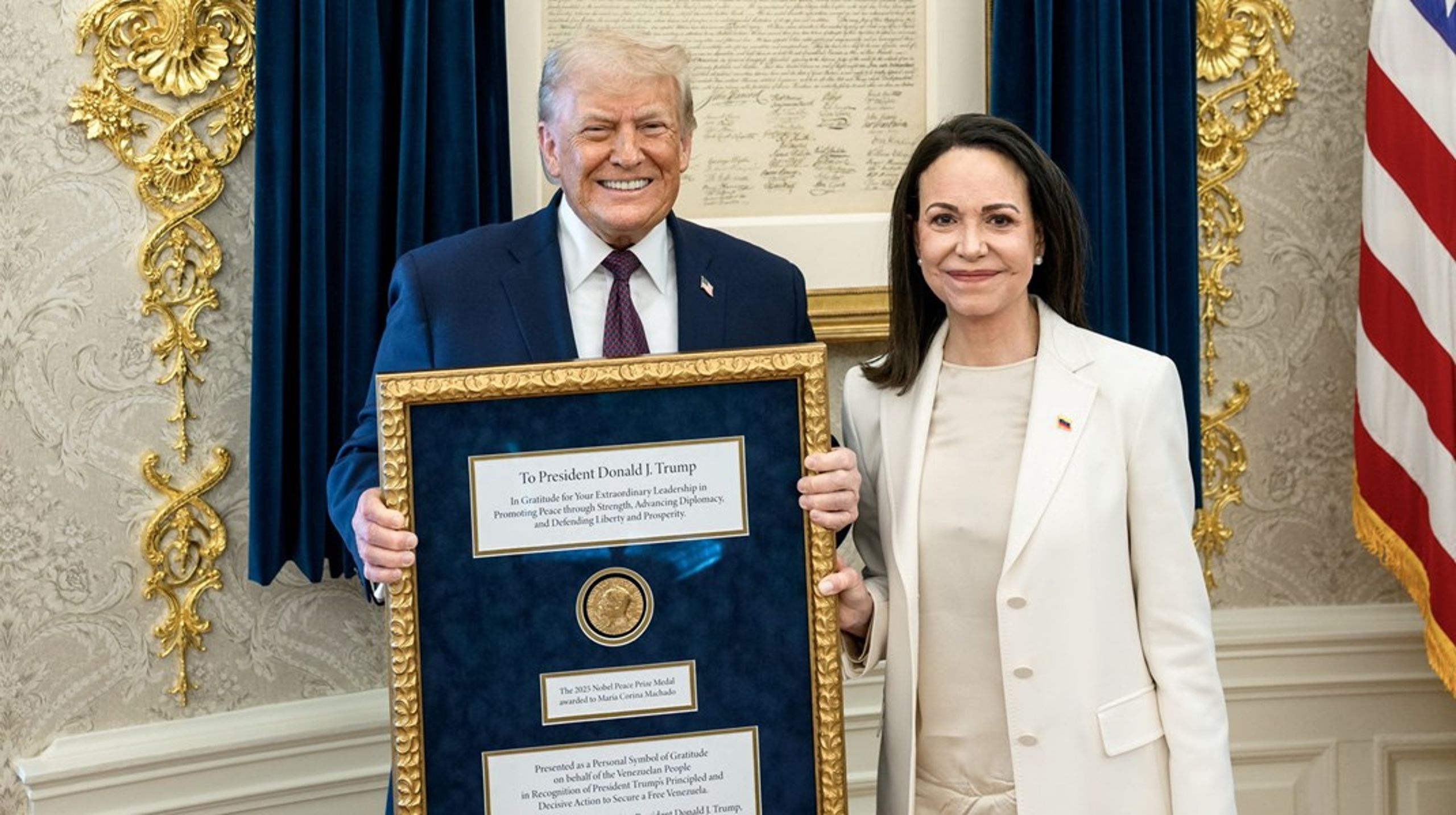 Nobelprismodtager María Machado overrakte torsdag sin fredsprismedalje til Donald Trump under et møde i Det Hvide Hus.
