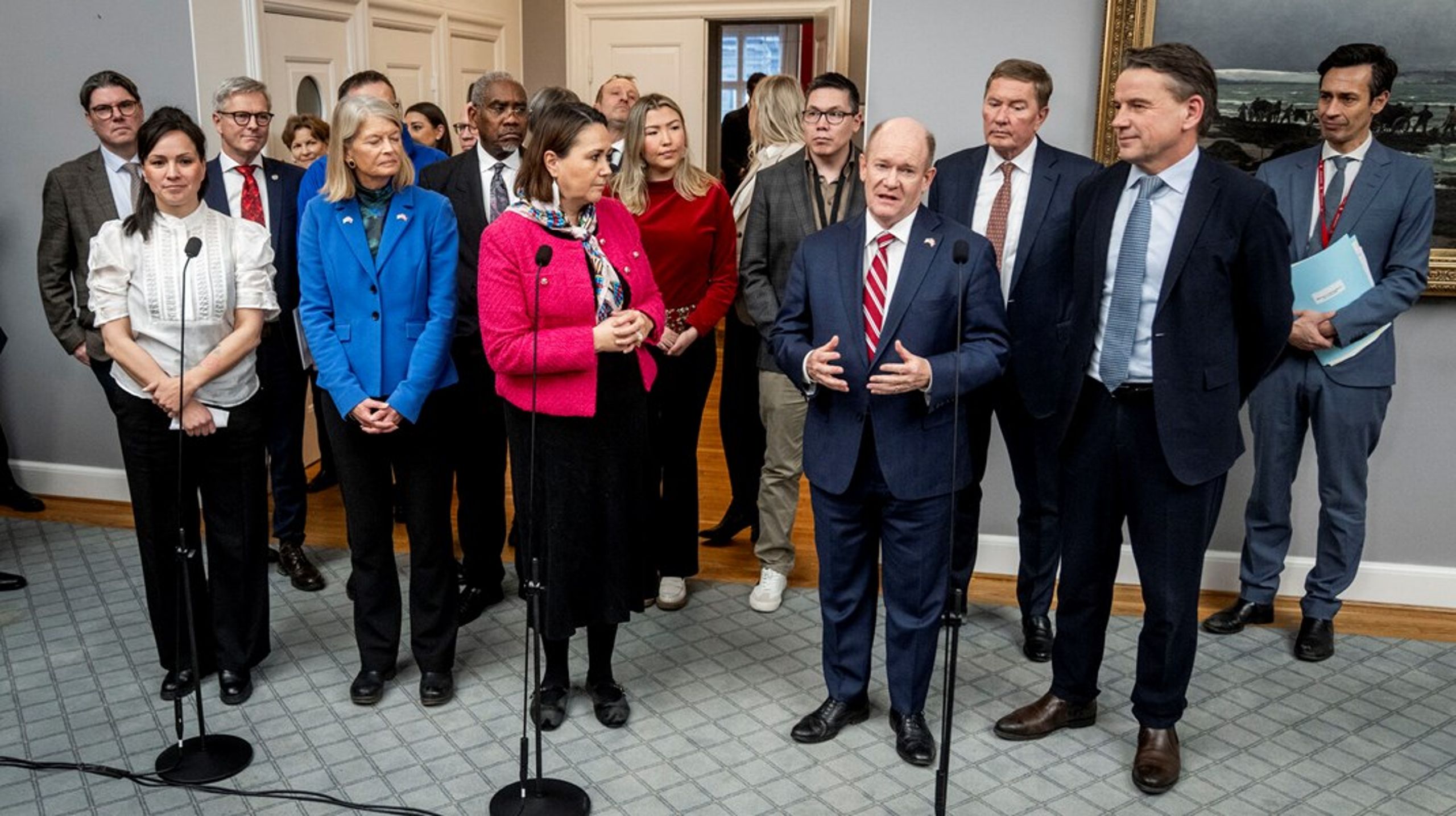 I alt var 11 medlemmer af Senatet og Repræsentanternes Hus rejst til Danmark. Republikanske Lisa Murkowski (anden fra venstre) og demokratiske Chris Coons (fjerde&nbsp;fra venstre) havde blandt andet taget ture over Atlanten.