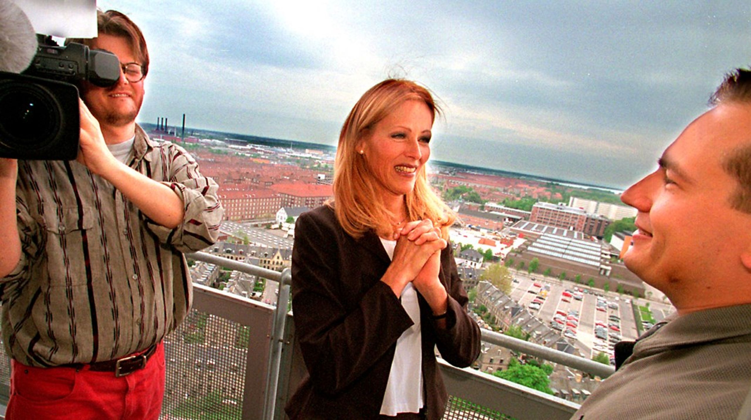 Susanne Bjerrehuus (1948-2026) i sit es som vært på TV-serien Surfin' Suzy i 1998, hvor hun talte for mere brug af it og internet. Flankeret af DR-programmets kameramand Lars Wallin og Jubii-medstifter, iværksætter Martin Thorborg.