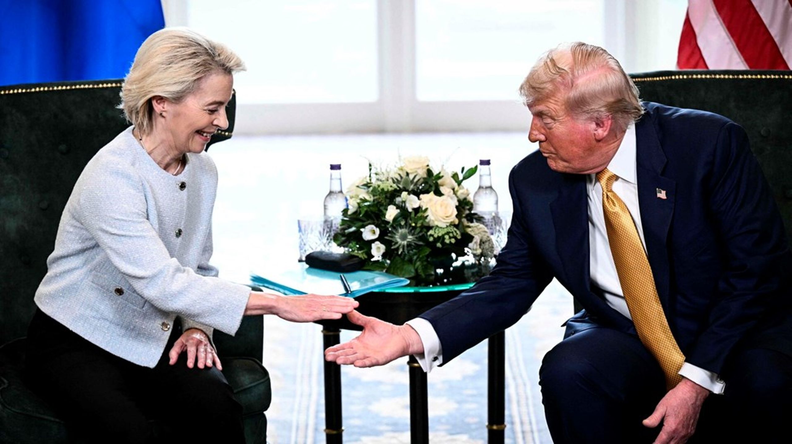 Striden mellem USA og Kongeriget Danmark om Grønland har fået Europa-Parlamentets største gruppe, konservative EPP, til – sammen&nbsp;med de liberale og venstrefløjen –&nbsp;at nægte at&nbsp;godkende EU’s handelsaftale med USA, som præsident Trump og Ursula von der Leyen ellers gav hånd på i 2025.