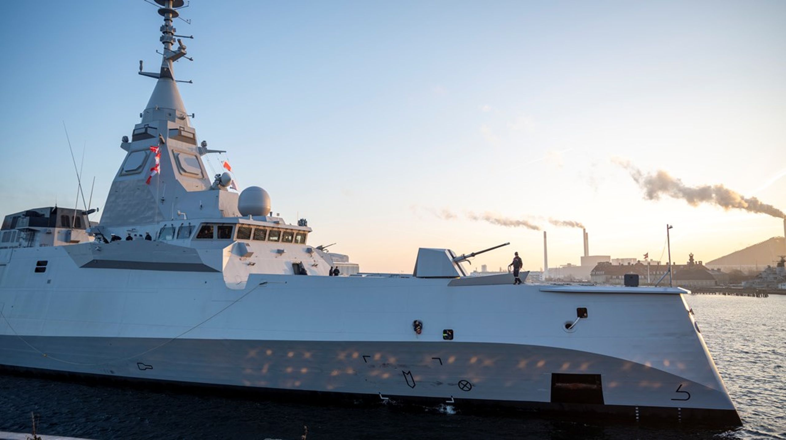 Som i led i Forsvarets indkøb af nye fregatter var det blevet franskmændenes tur til at vise, hvad de kan.&nbsp;
Skibet er 122 meter langt, vejer 4.500 tons.