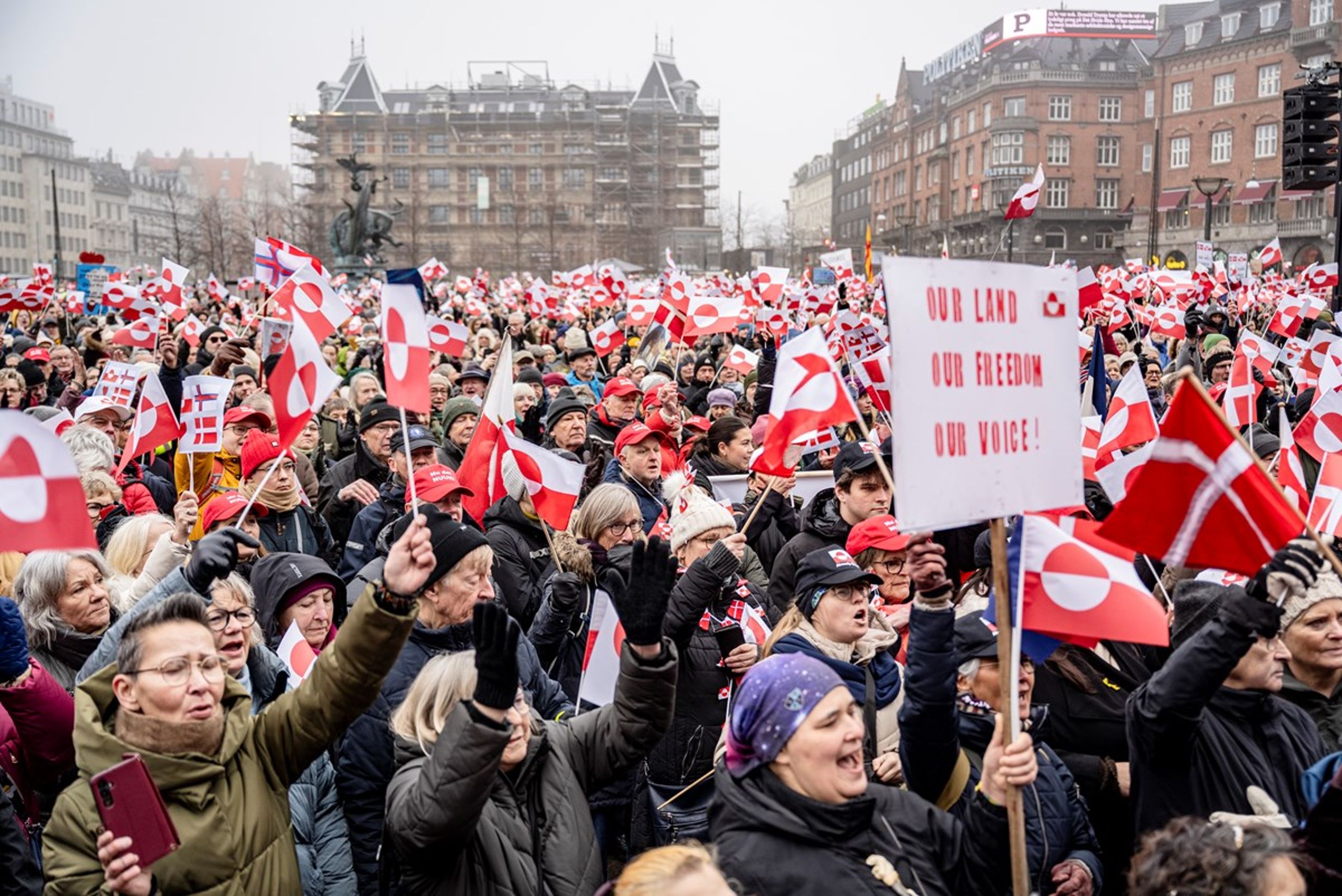 Mellemfolkeligt Samvirke, som ved medarrangør af demonstrationer i de største byer i Danmark - her på Rådhuspladsen i København - vurderer at der alene i København mødte mellem 20.000-30.000 mennesker op.