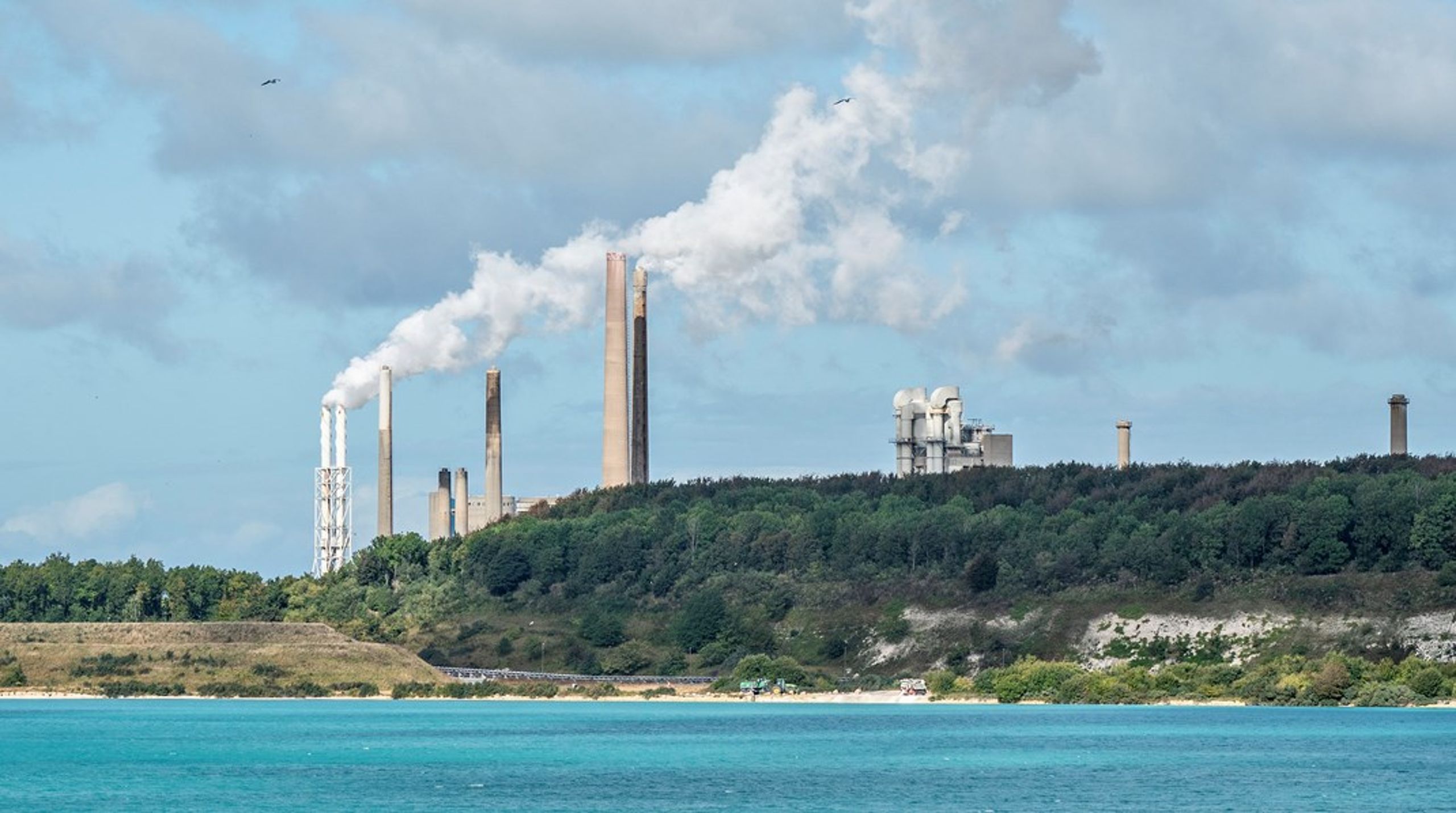 Hvis Aalborg Portland, som ses her, ikke byder, bortfalder en stor del af den forventede CCS-leverance, skriver medlemmerne af Ungeklimarådet.<br>