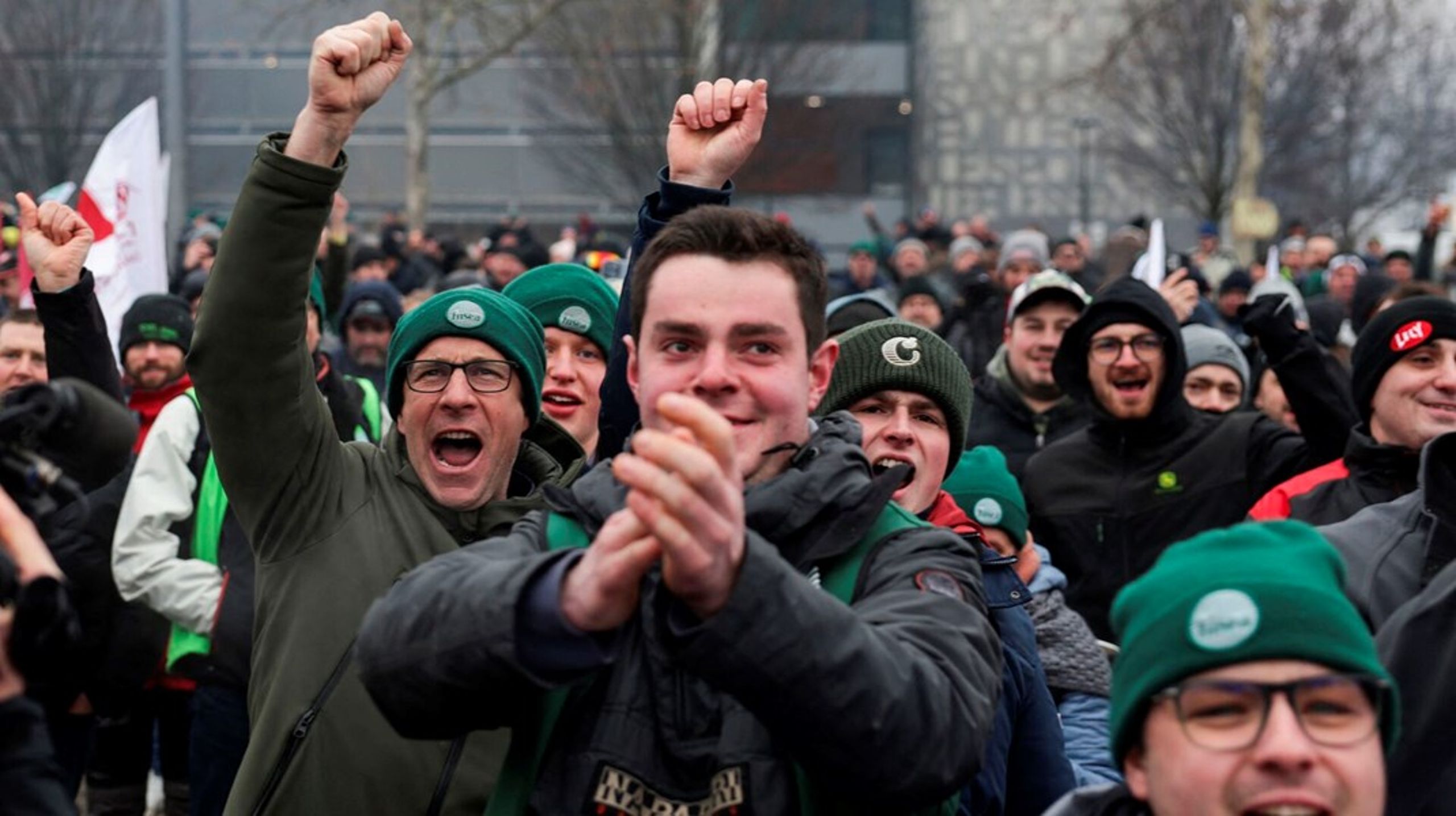 Afstemningen blev mødt med jubel blandt de landmænd, der i den seneste tid har protesteret mod handelsaftalen med Mercosur.