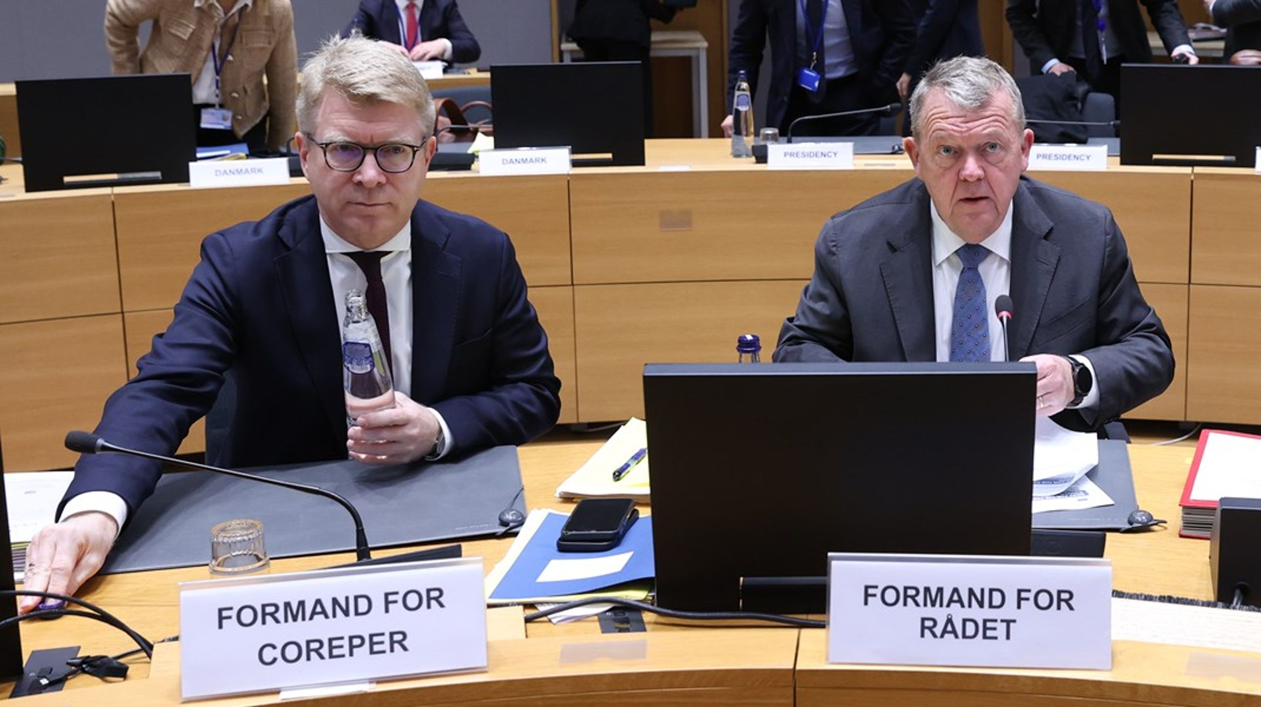 Under det danske formandskab var EU-ambassadør Carsten Grønbech-Jensen (t.v.) en central rådgiver for udenrigsminister Lars Løkke Rasmussen (M), statsministeren, europaministeren og mange andre i den danske regering. Grønbech var samtidig formand for det såkaldte COREPER (COmité des REprésentants PERmanents), som er den faste komité af alle EU-landenes mest højtstående ambassadører i Bruxelles.