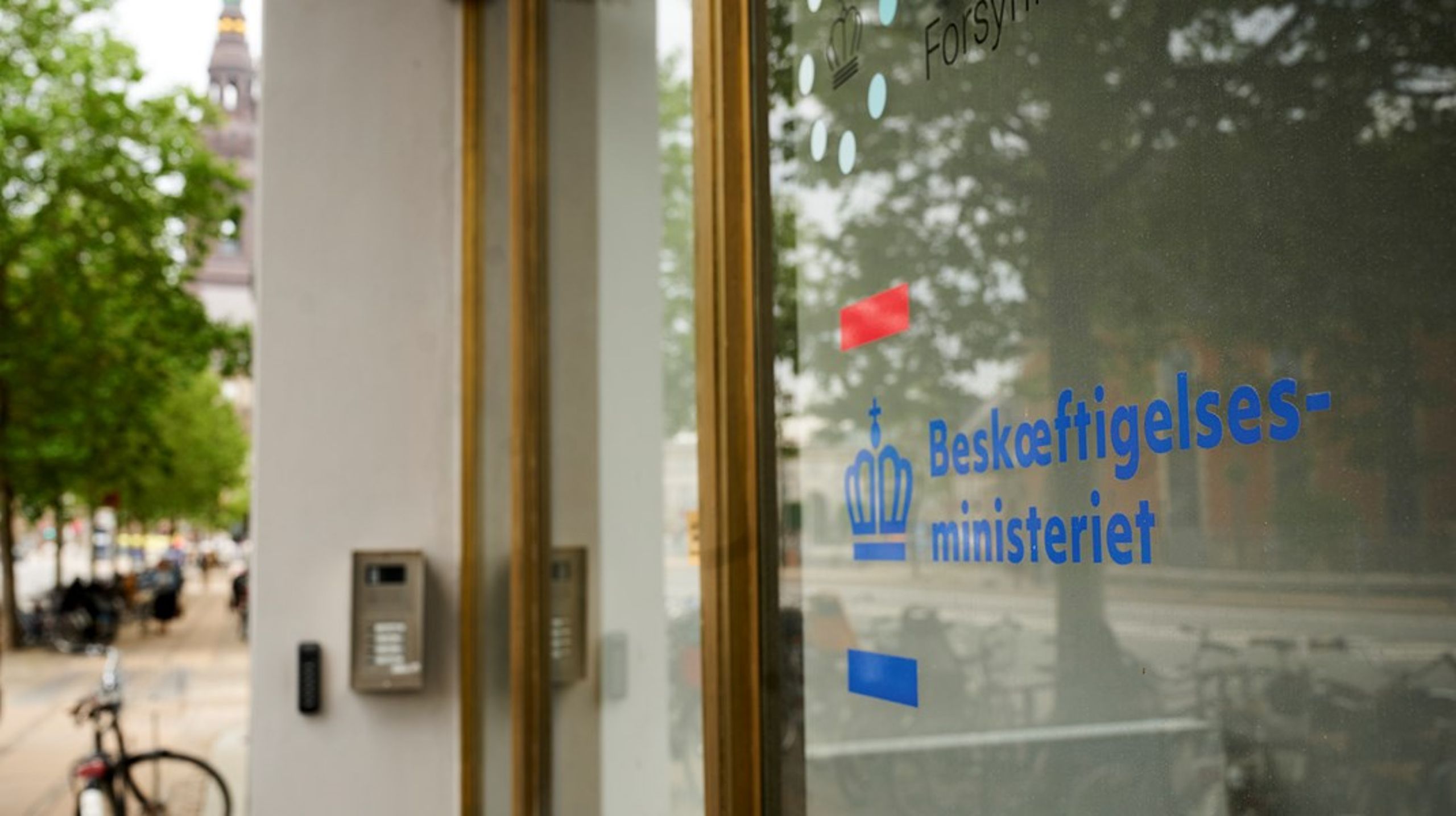 Det er endnu uvist, hvordan regeringen vil implementere EU's ligelønsdirektiv. Arbejdsmarkedets parter har dog ifølge Altingets kilder for længst afleveret deres anbefalinger til ministeren.