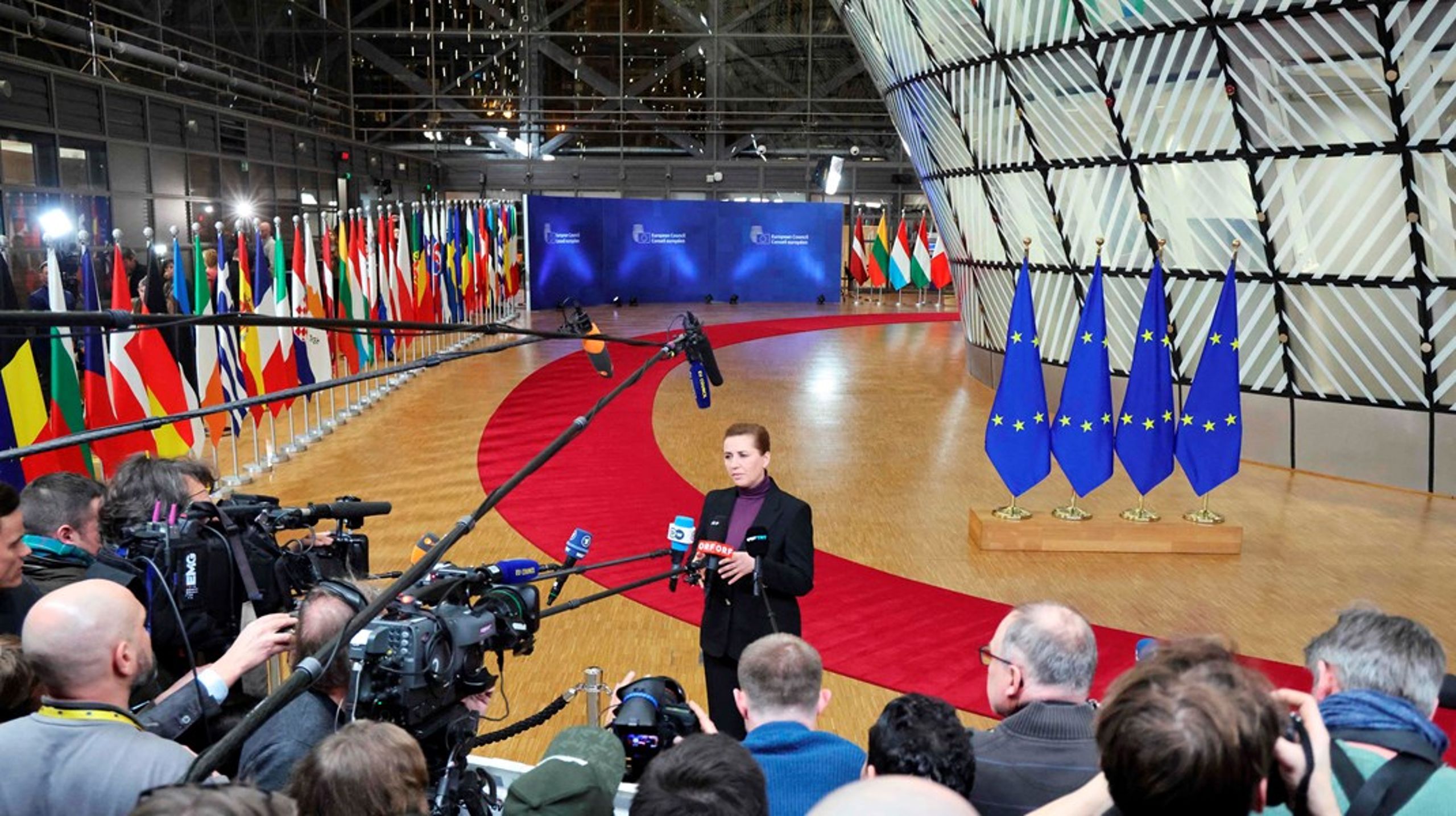 Mette Frederiksen var en ombejlet kvinde blandt de europæiske journalister til det hasteindkaldte EU-topmøde. Ifølge flere medier var hun ligeledes den første taler blandt lederne på mødet.