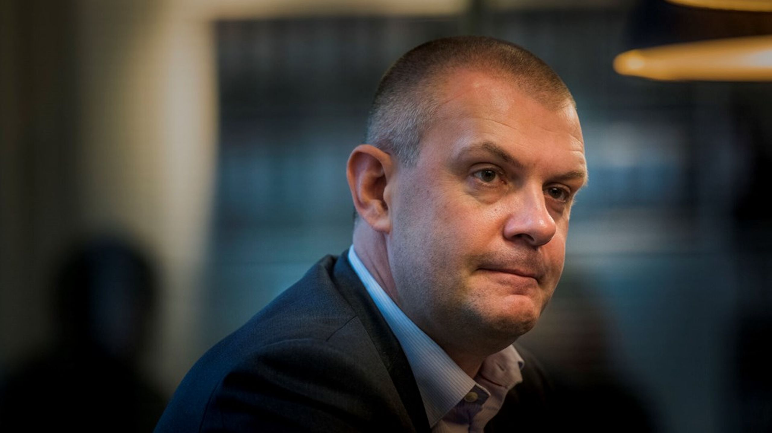 Det kunne&nbsp;både være symbolsk og praktisk stærkt, hvis hæderkronede public service-giganter som DR gik forrest&nbsp;i debatten og tog stilling til, om sociale medier fylder for meget, også i deres egen virksomhed, skriver&nbsp;Jakob Linaa Jensen.