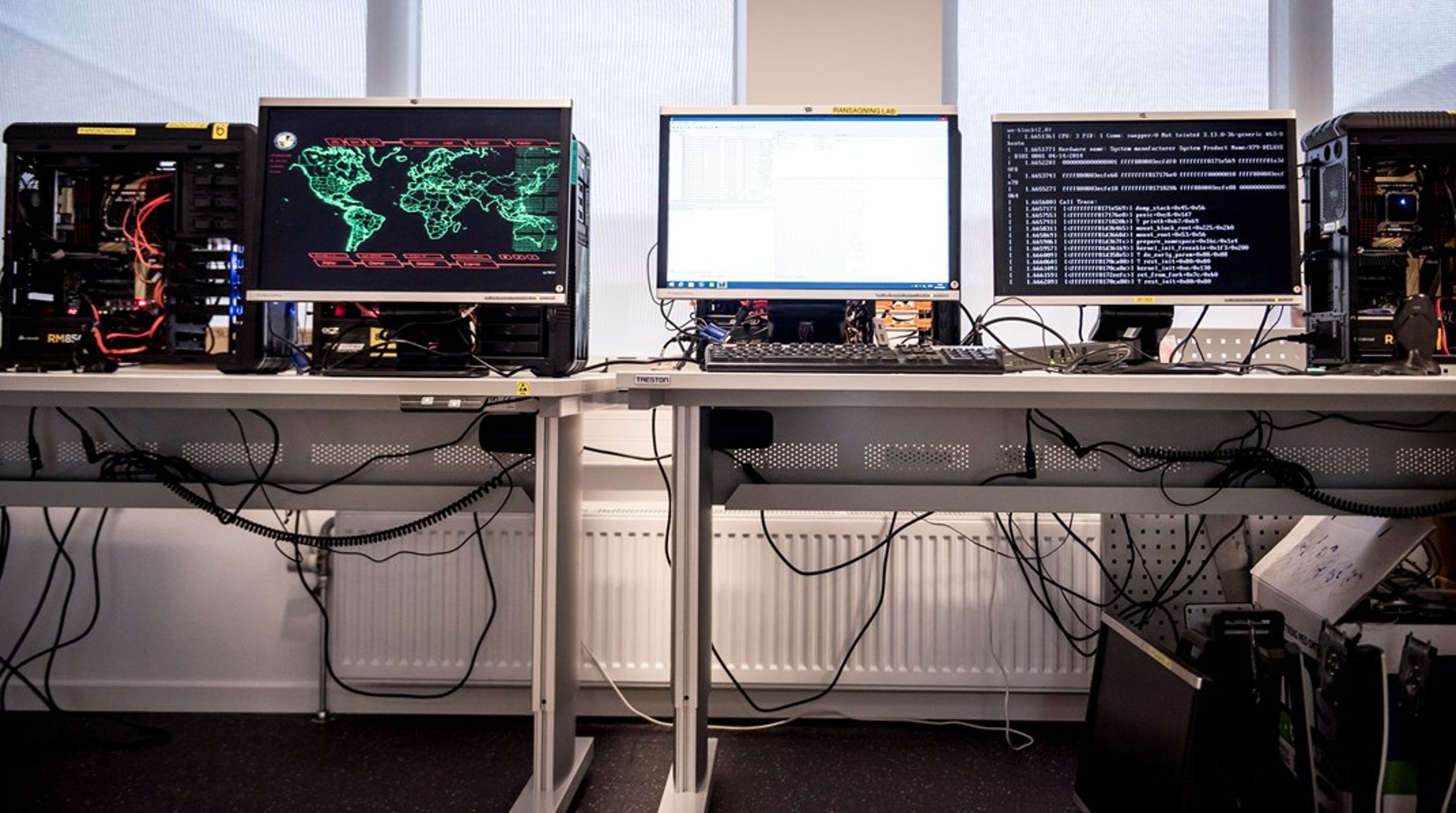 Slagmarken er i høj grad blevet digital, og hvis ikke vi investerer i viden, taber vi kampen allerede, inden den for alvor er begyndt, skriver&nbsp;Lisbeth Bech-Nielsen (SF), Alexander Ryle (LA) og Anders Overgaard Bjarklev.