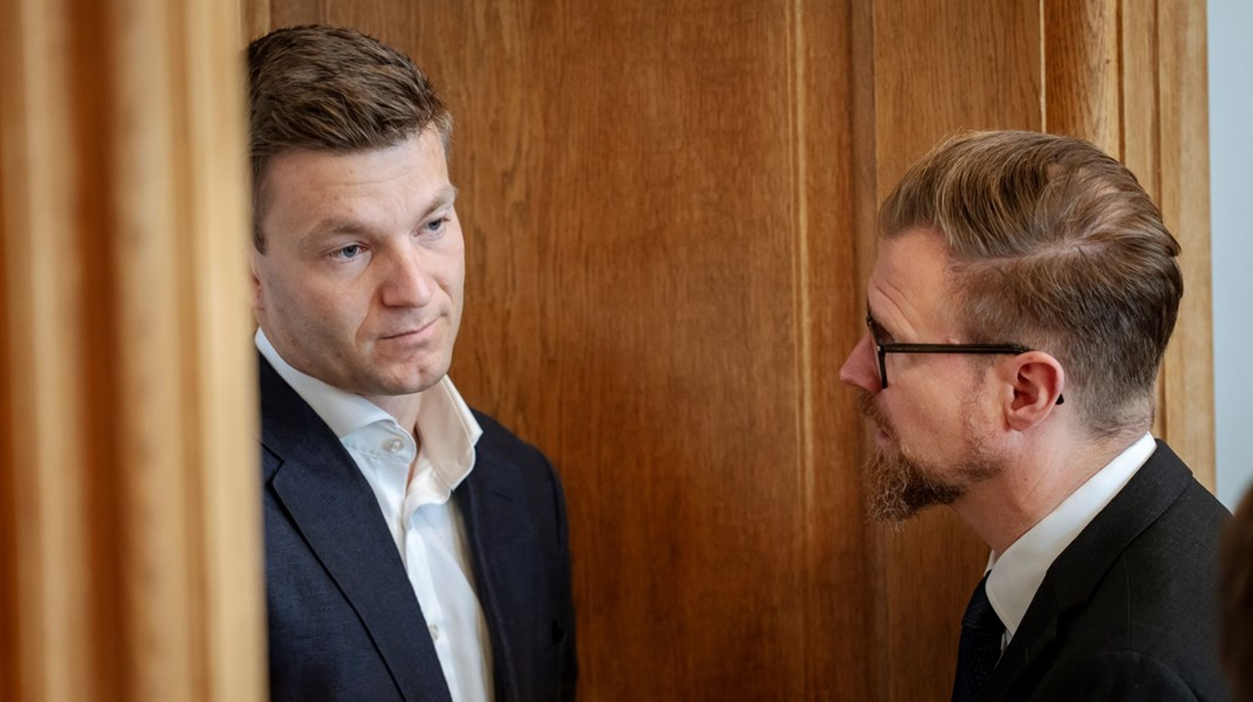 Sigurd Agersnap, finansordfører i SF, med taler&nbsp;med Socialdemokratiets finansordfører, Benny Engelbrecht, til folketingets åbningsdebat oktober 2025. Arkivfoto.&nbsp;