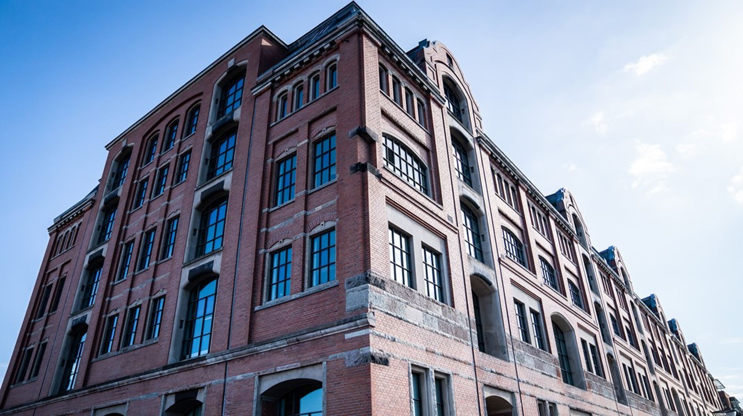 Erhvervsstyrelsen hyrede under corona-krisen vikarer fra bureauet Moment til at hjælpe med administrationen af hjælpepakker til virksomhederne. Efter krads kritik fra Akademikerne og HK/Stat besluttede de til sidst at ansætte flere af dem på midlertidige HK-kontrakter, men fastholdt, at vikarloven var fulgt. Det har Arbejdsretten nu givet dem medhold i.