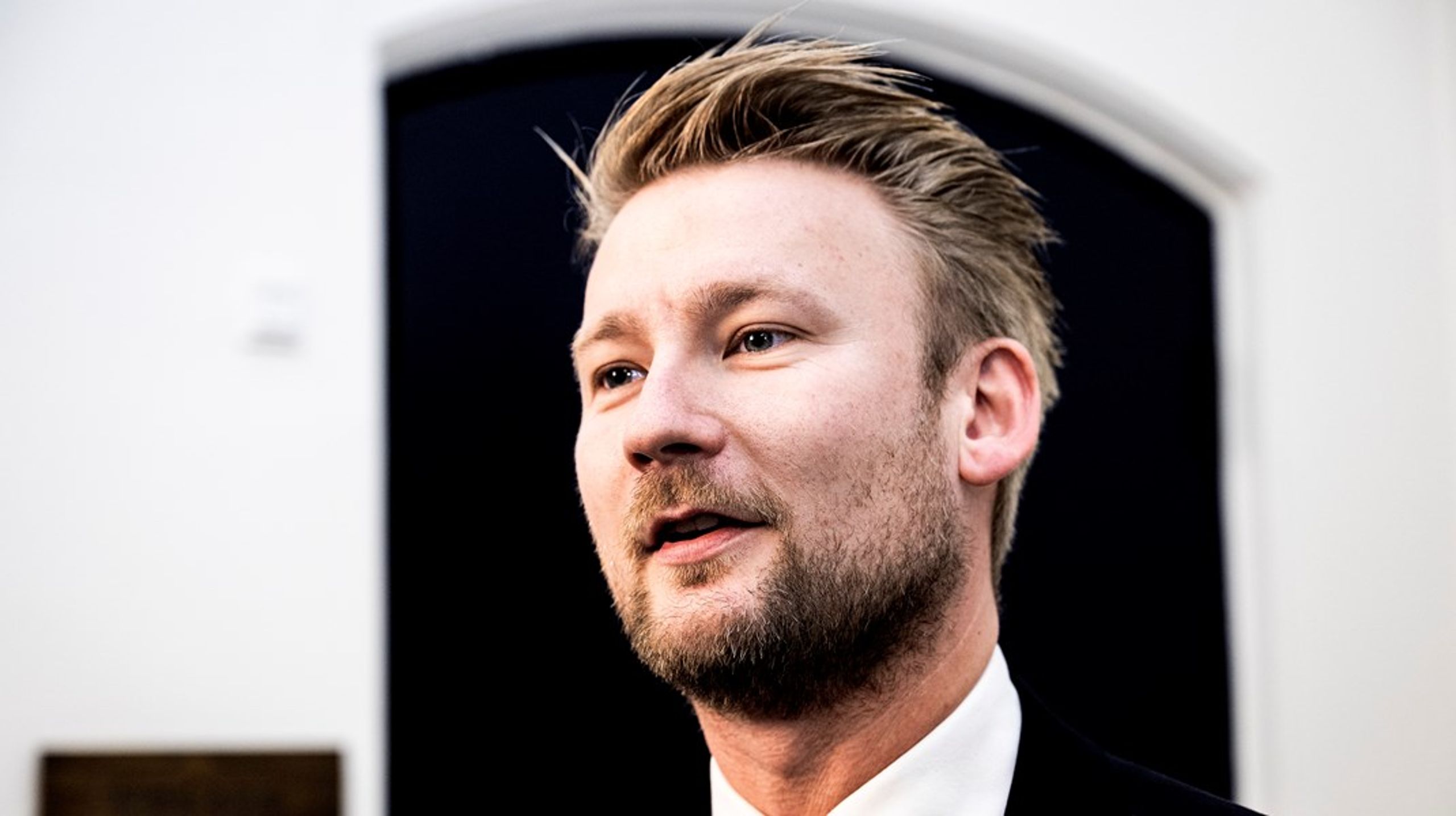 "De seneste år har budt på en stribe historier, der viser, at lønnen på de øverste trin for offentlige chefer og direktører er stukket fuldstændig af," sagde Dansk Folkepartis finansordfører Peter Kofod under debat om at indføre en løngrænse for offentlige topembedsmænd.