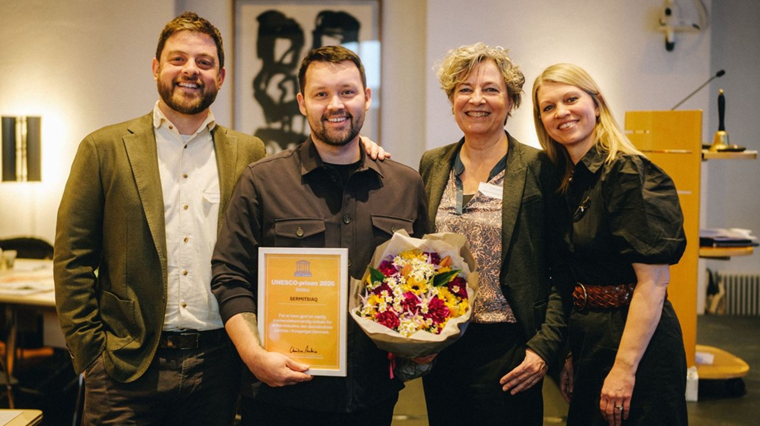 Chefredaktør og direktør for Sermitsiaq Masaana Egede modtog prisen på Unescos årsmøde. Her ses han sammen med&nbsp;Andreas Marckmann Andreassen fra priskomiteen (tv.), forperson for Unesco Danmark Christine Antorini og&nbsp;formand for priskomiteen Ida Ebbensgaard (th.).
