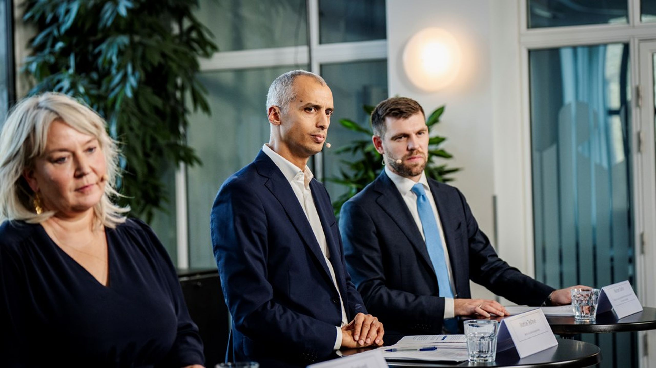 Uddannelses- og forskningsminister Christina Egelund (M) (tv.) leder forhandlingerne om den nye karakterskala sammen med børne- og undervisningsminister Mattias Tesfaye (S) (mf.).