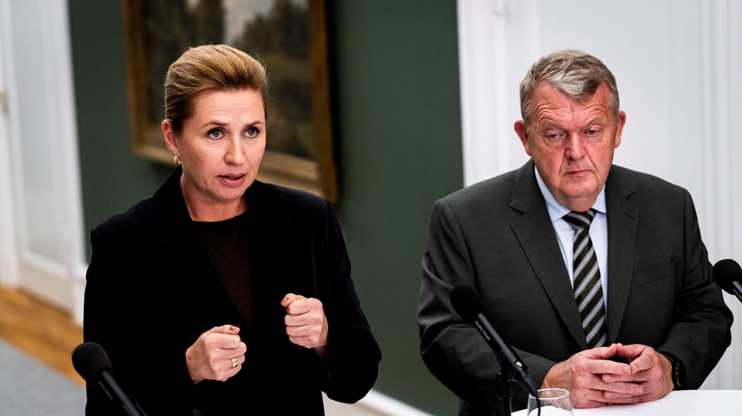 Statsminister Mette Frederiksen (S) og udenrigsminister Lars Løkke Rasmussen (M) bliver belønnet efter Trump-krisen, mens regeringtoppens tredje hjul forbigås af vælgerne.