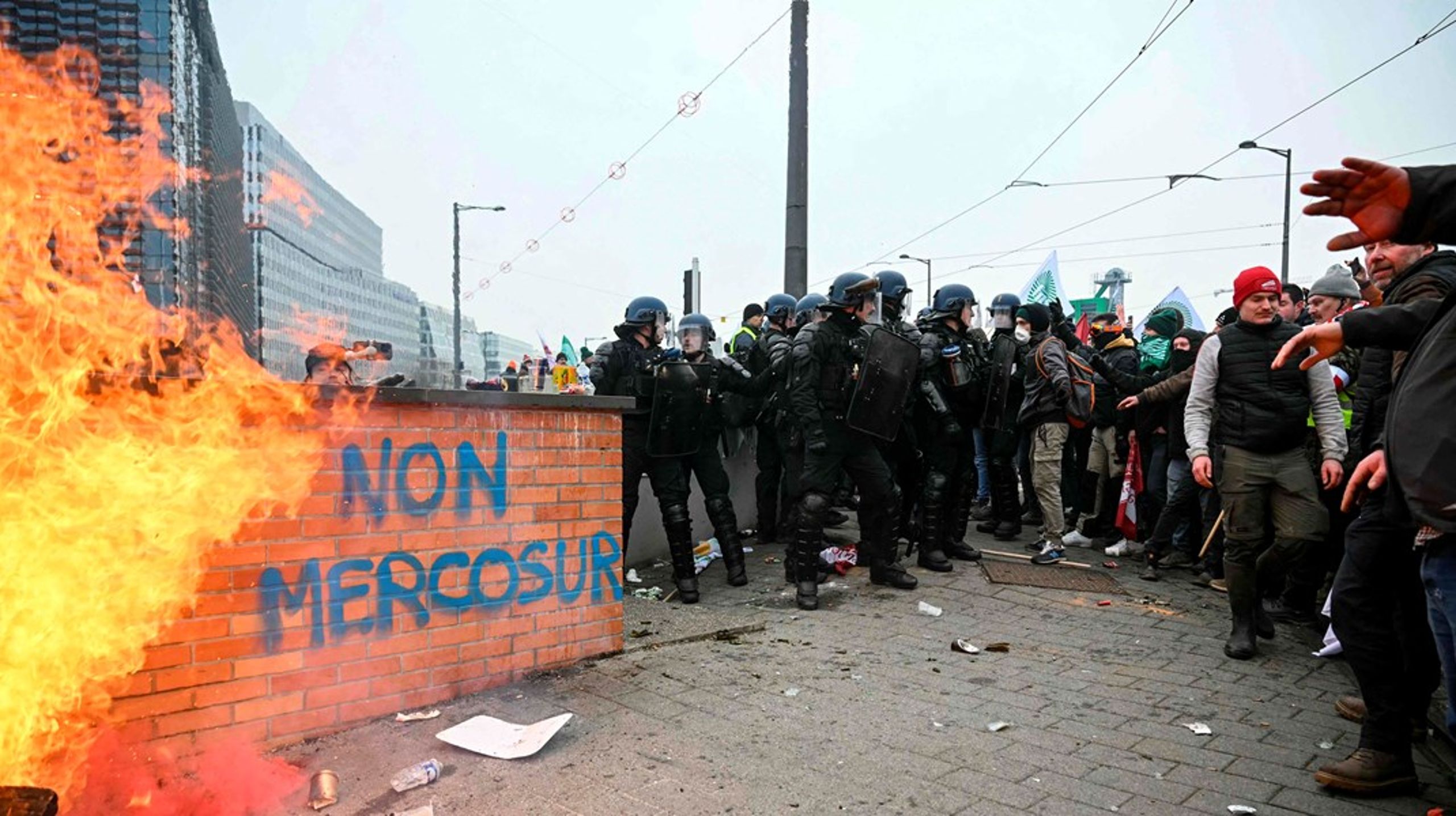 Landmænd i tusindevis har foran Europa-Parlamentet i både Bruxelles og Strasbourg gjort klart, hvad de mener om Mercosur-aftalen.