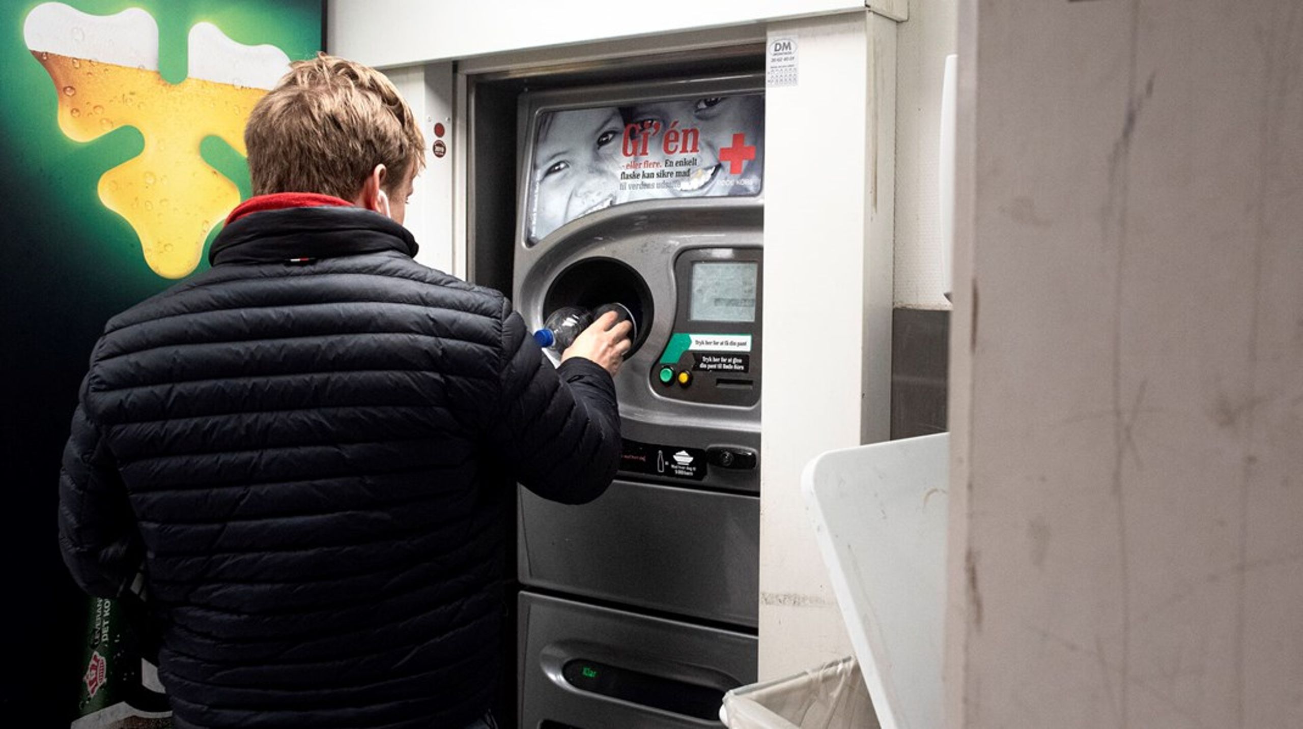 Danmark bør gå samme vej som andre lande, så det danske pant- og retursystem også kan give danske producenter af drikkevare med pant adgang til den genanvendte højkvalitets plast - så de kan leve op til kravene i EU's emballageforordning, skriver Heidi Schütt Larsen og&nbsp;Aske Nydam Guldberg.