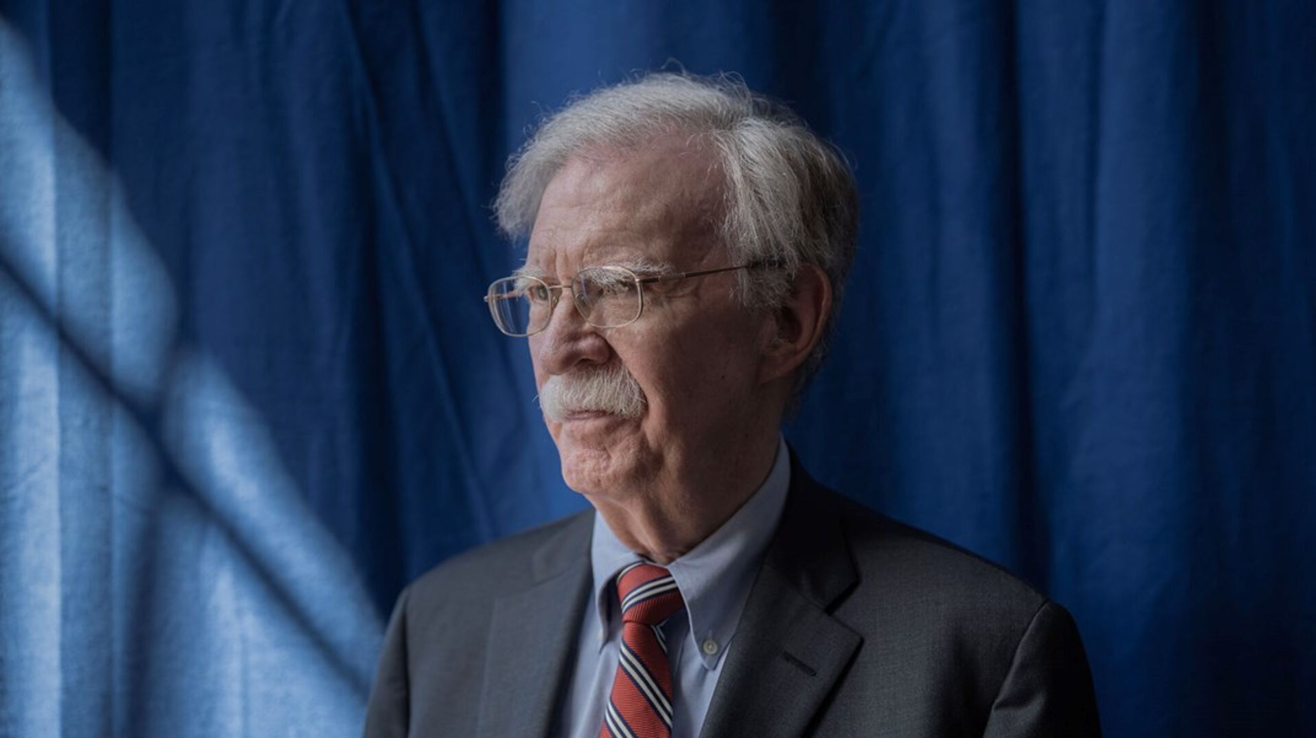 Selv om John Bolton er en hård kritiker af Trump, deler han bekymringen for kinesisk og russisk interesse i Grønlands mineraler og opfordrer Danmark til at tage signalerne alvorligt.