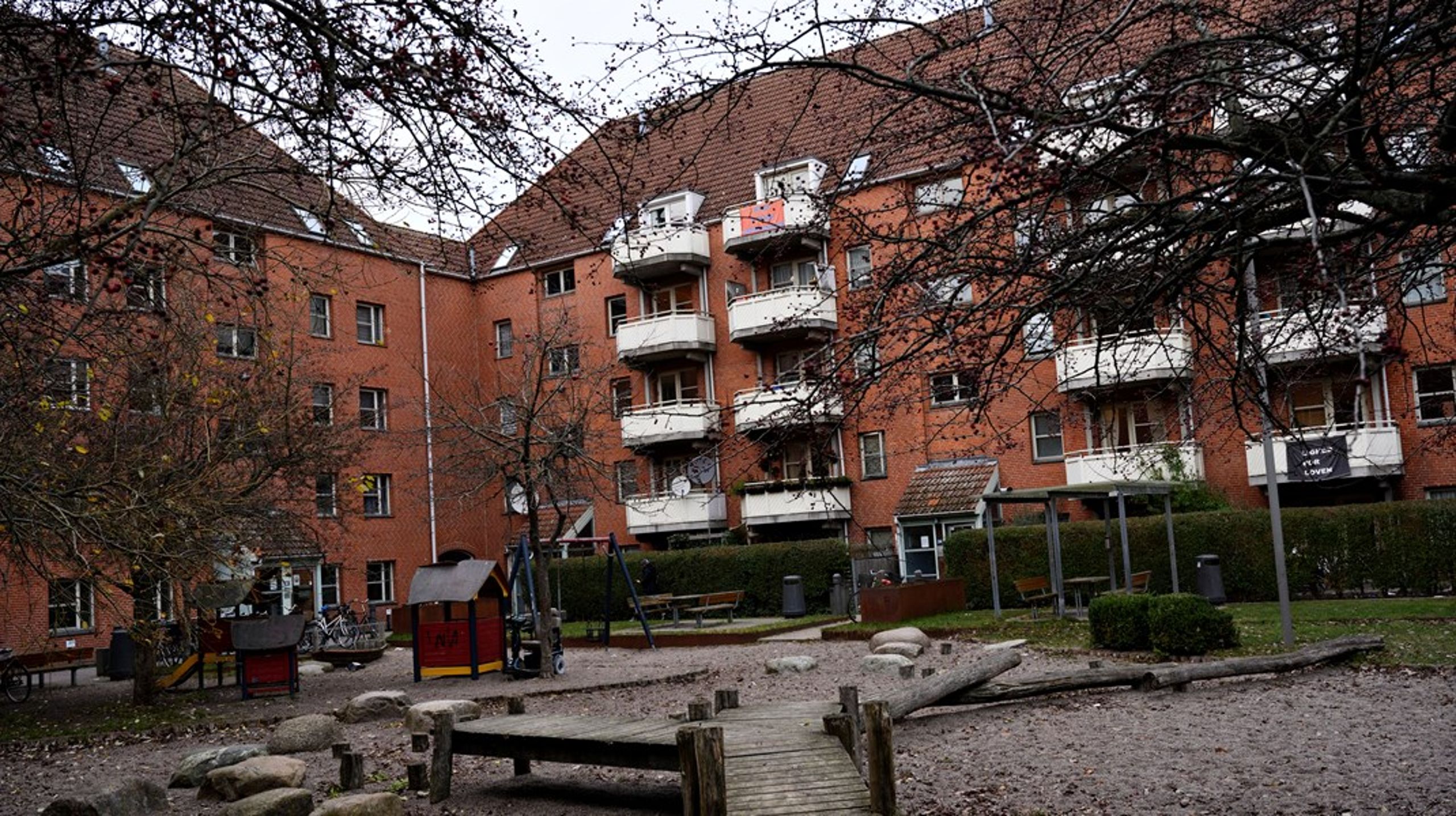 “Ghettoen” og “parallelsamfundet” er ikke blot neutrale beskrivelser af 
sociale forhold. De er konstruktioner, som over tid er blevet 
(re)produceret og bekræftet gennem gentagelser i den offentlige diskurs –
 i politik, medier og embedsværk, skriver Mira C. Skadegård.<br>