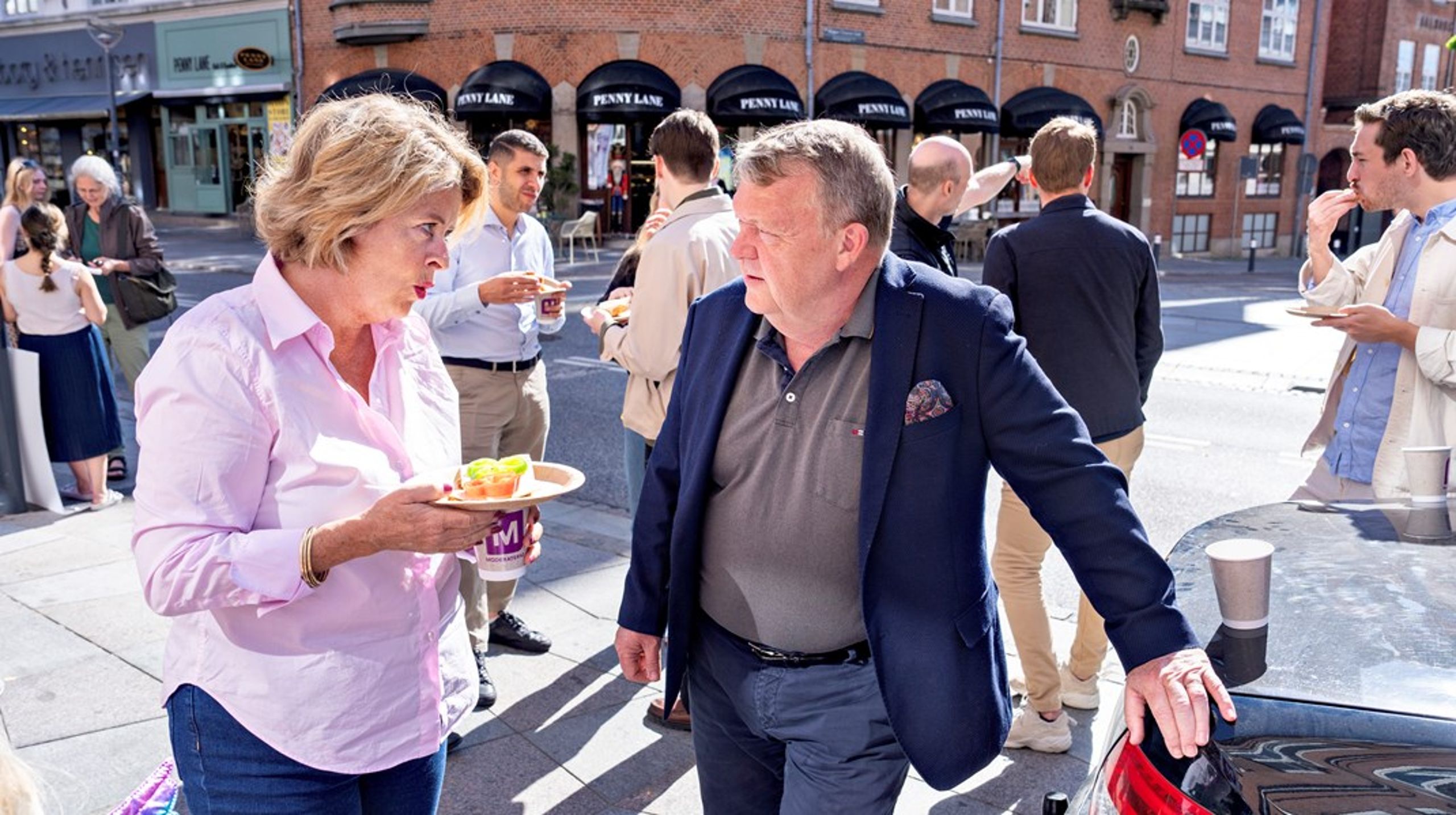 Stine Bosse og Lars Løkke Rasmussen under valgkampen til europaparlamentsvalget i 2024. Selvom de er fra samme parti, er europaparlamentarikeren og udenrigsministeren ikke helt enige om, hvordan EU onsdag skal håndtere spørgsmål om den amerikanske handelsaftale. Arkivfoto.&nbsp;