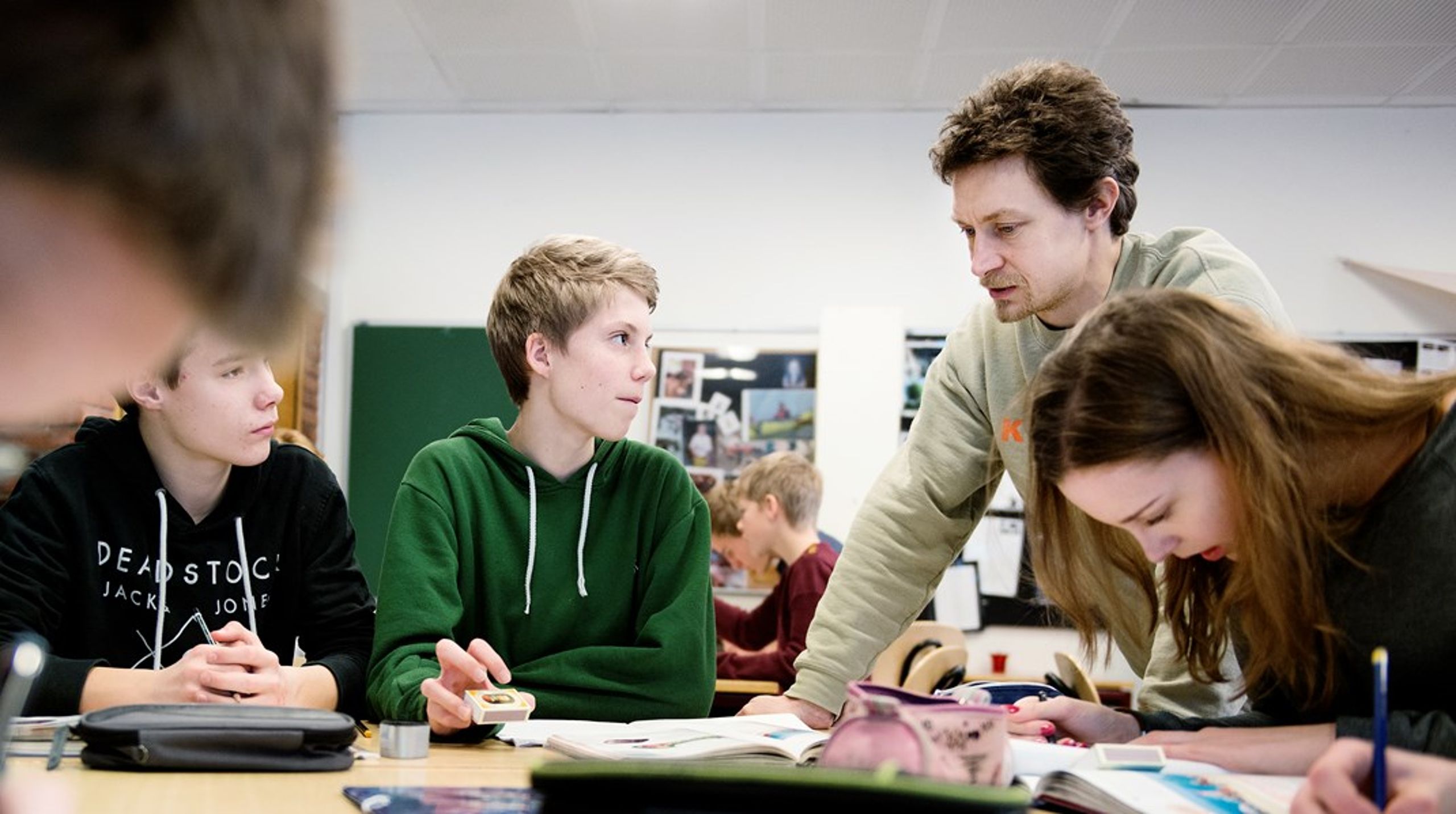 Hvis lærerprofessionens anseelse udhules, sker det ikke ved, at systemet accepterer, at det samme arbejde kan værdisættes forskelligt uden klare, saglige og funktionsbaserede kriterier, skriver Jesper Snedker Pedersen.