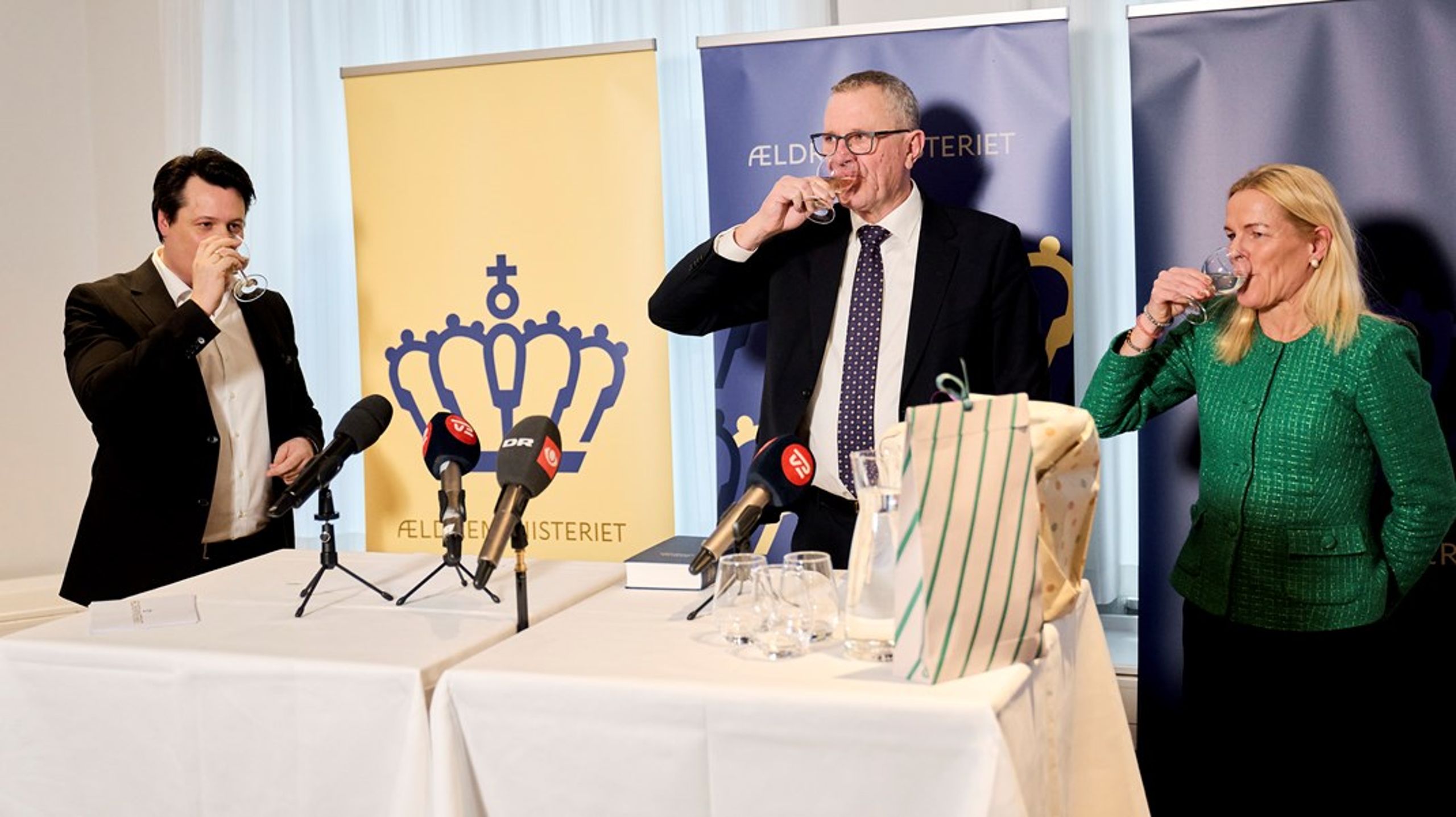 Tirsdag blev der skålet goddag og farvel i Ældreministeriet. Onsdag skal den nye minister i samråd.