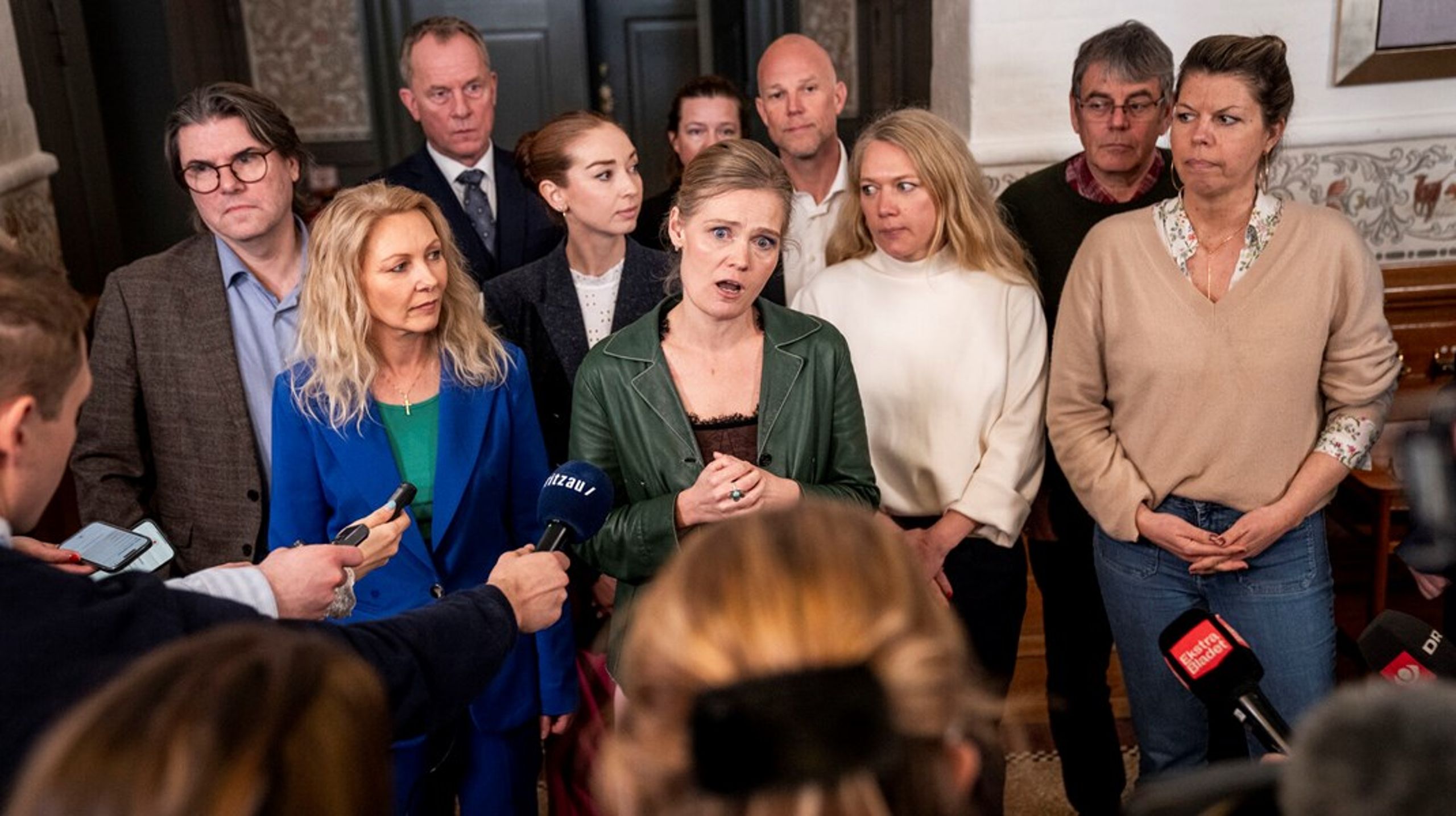 Det er mindre end ét år siden, at den samlede opposition til regeringen udtrykte mistillid til klimaminister Lars Aagaard (M). Siden har flere af partierne indgået aftaler med Aagaard, der potentielt kan ende med at koste skatteborgerne over&nbsp;100 milliarder kroner.&nbsp;