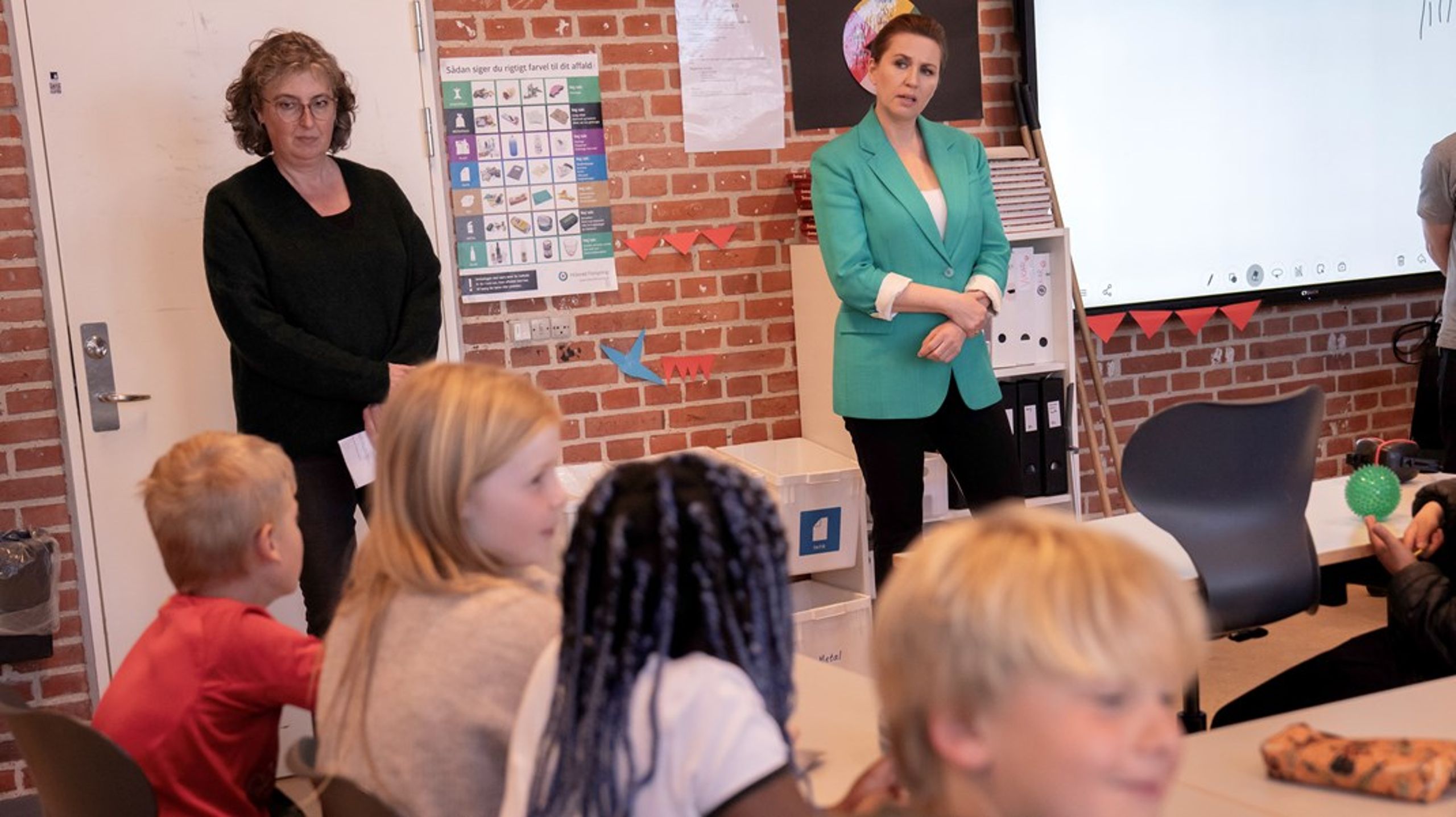 Socialdemokratiet går til valg på at sænke klasseloftet i indskolingen, siger Mette Frederiksen i et interview.