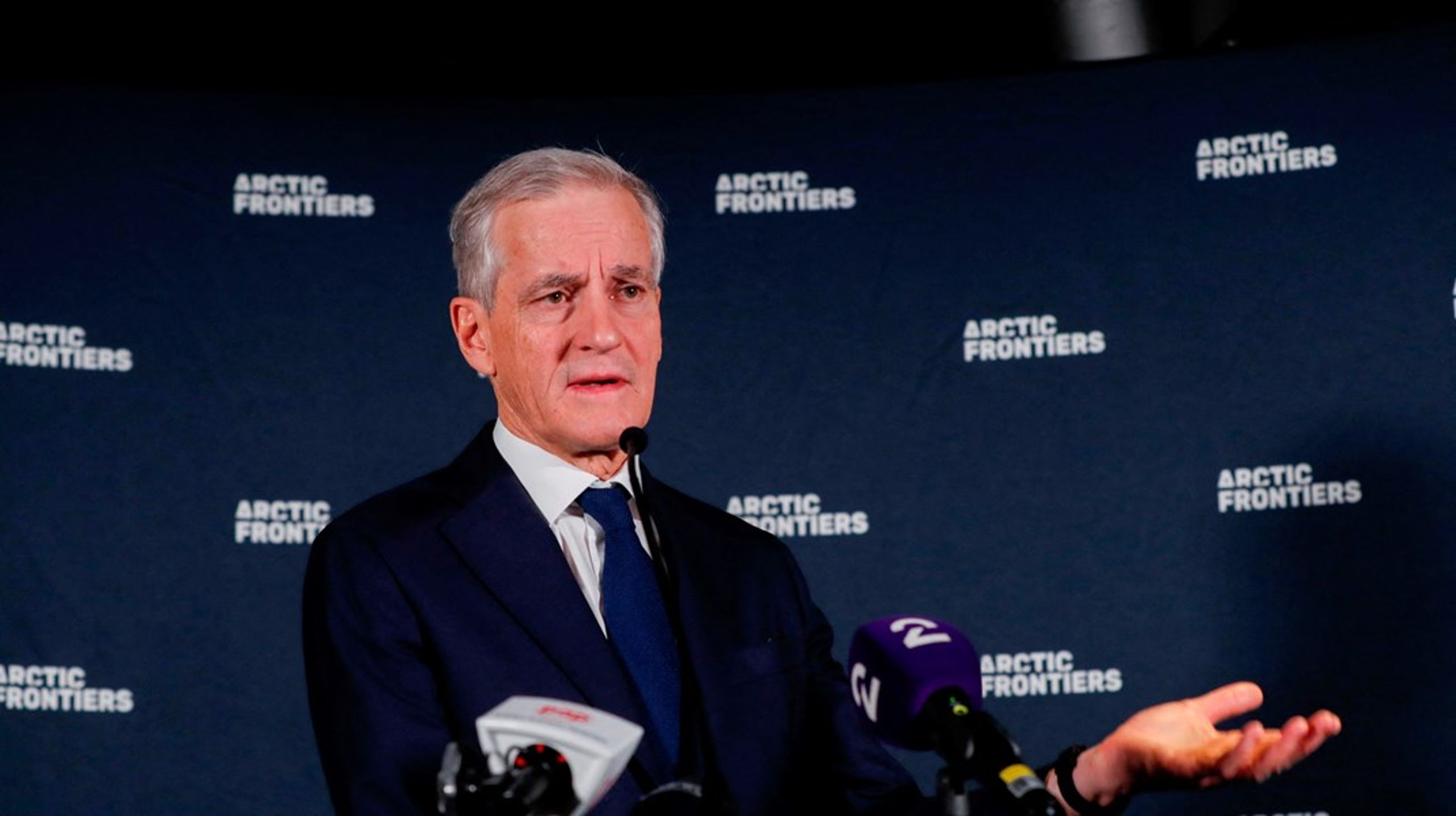 "Vores grundlæggende position er, at vi ikke ønsker flere kabler i den tid, vi lever i nu," siger Jonas Gahr Støre til Altinget.