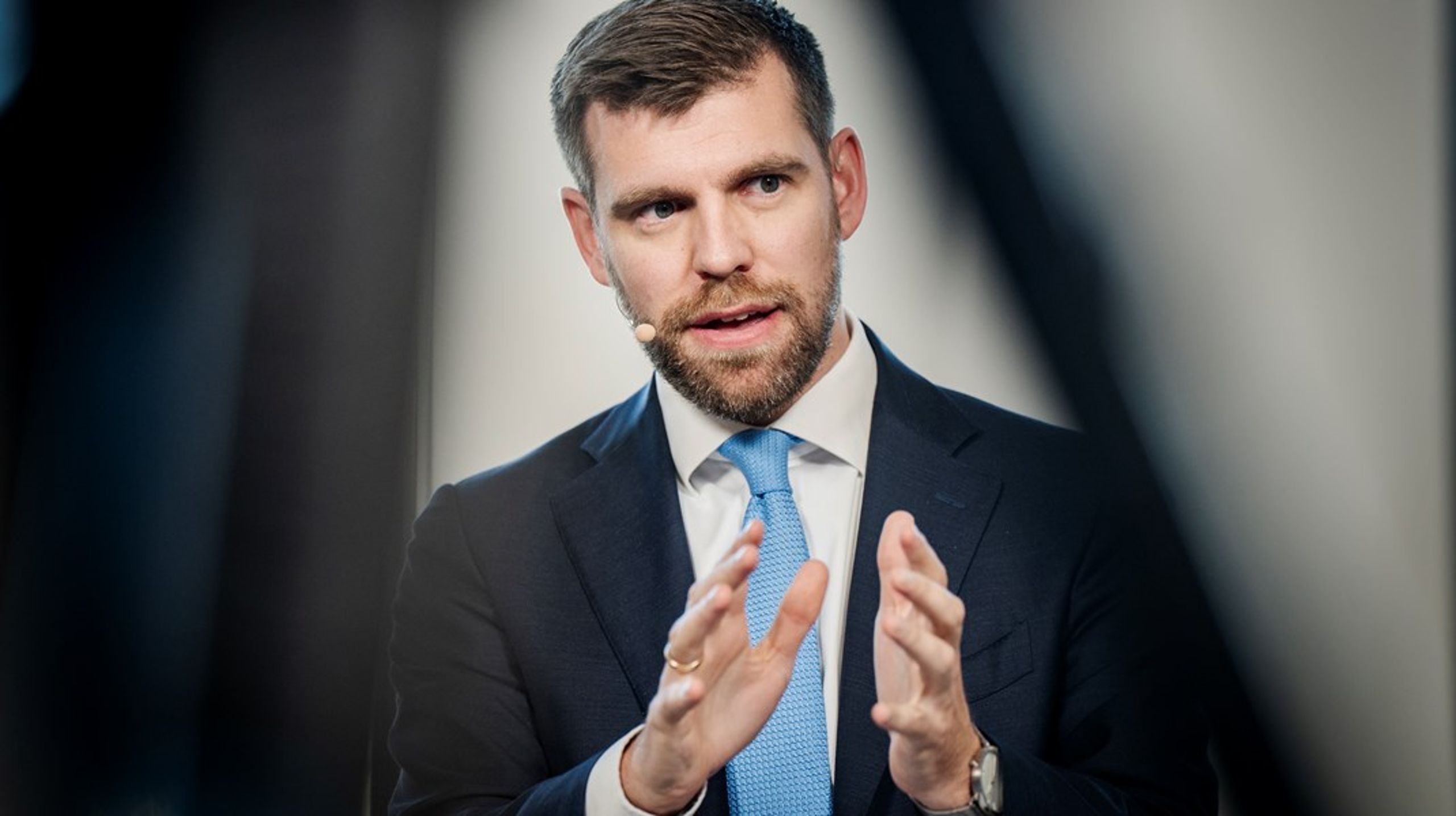 Partierne bag aftalen nævner som eksempler religiøse skilsmissevilkår, der kræver, at kvinden ikke gifter sig igen, at hun frasiger sig retten til sine børn, eller at hun kun må flytte en bestemt afstand fra sin tidligere ægtefælle.