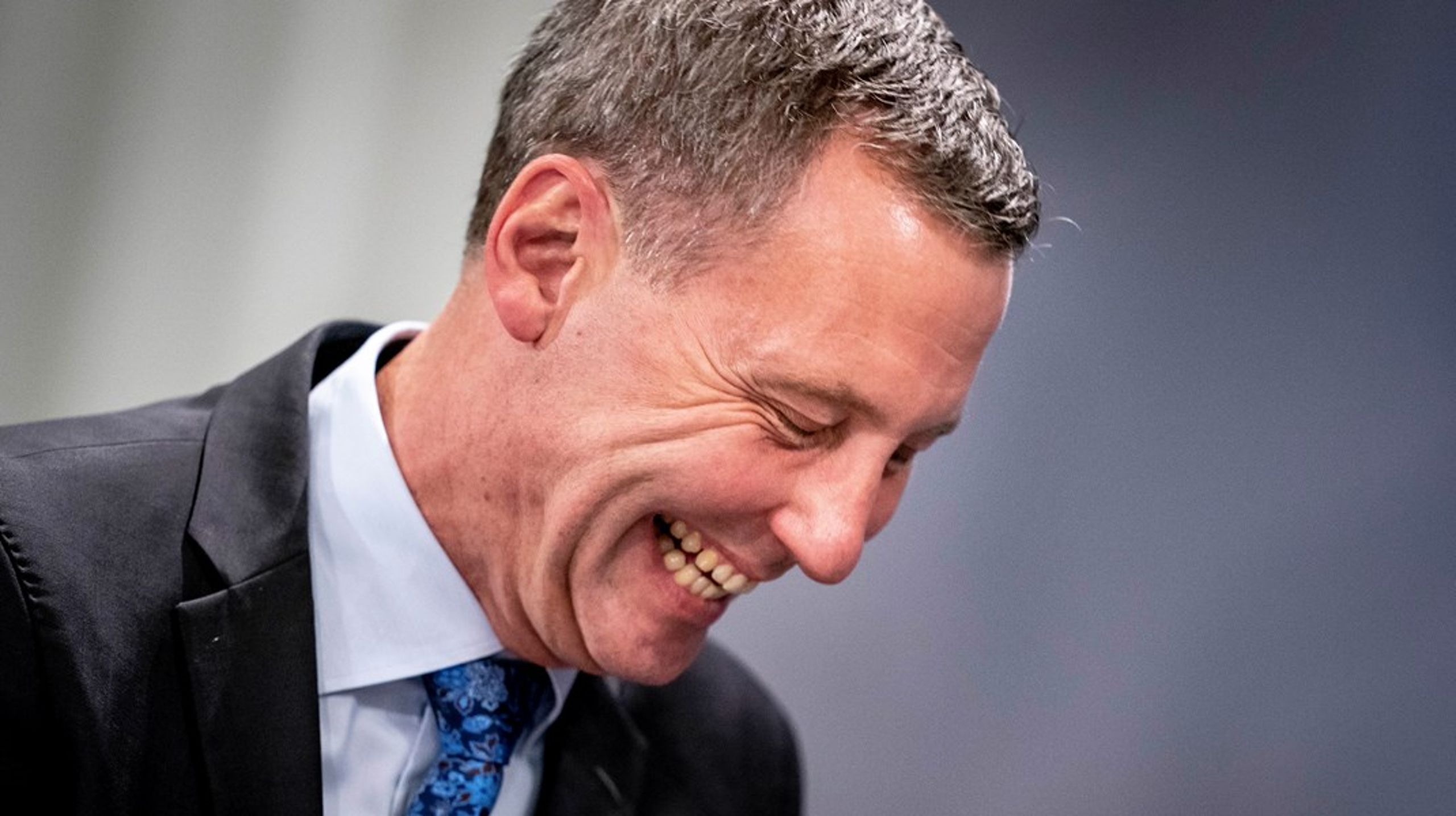 Nick Hækkerup griner, mens Sundhedsstyrelsens daværende direktør Søren Brostrøm demonstrerer, hvordan man tager mundbind på under et coronapressemøde i Statsministeriet i København, august 2020.