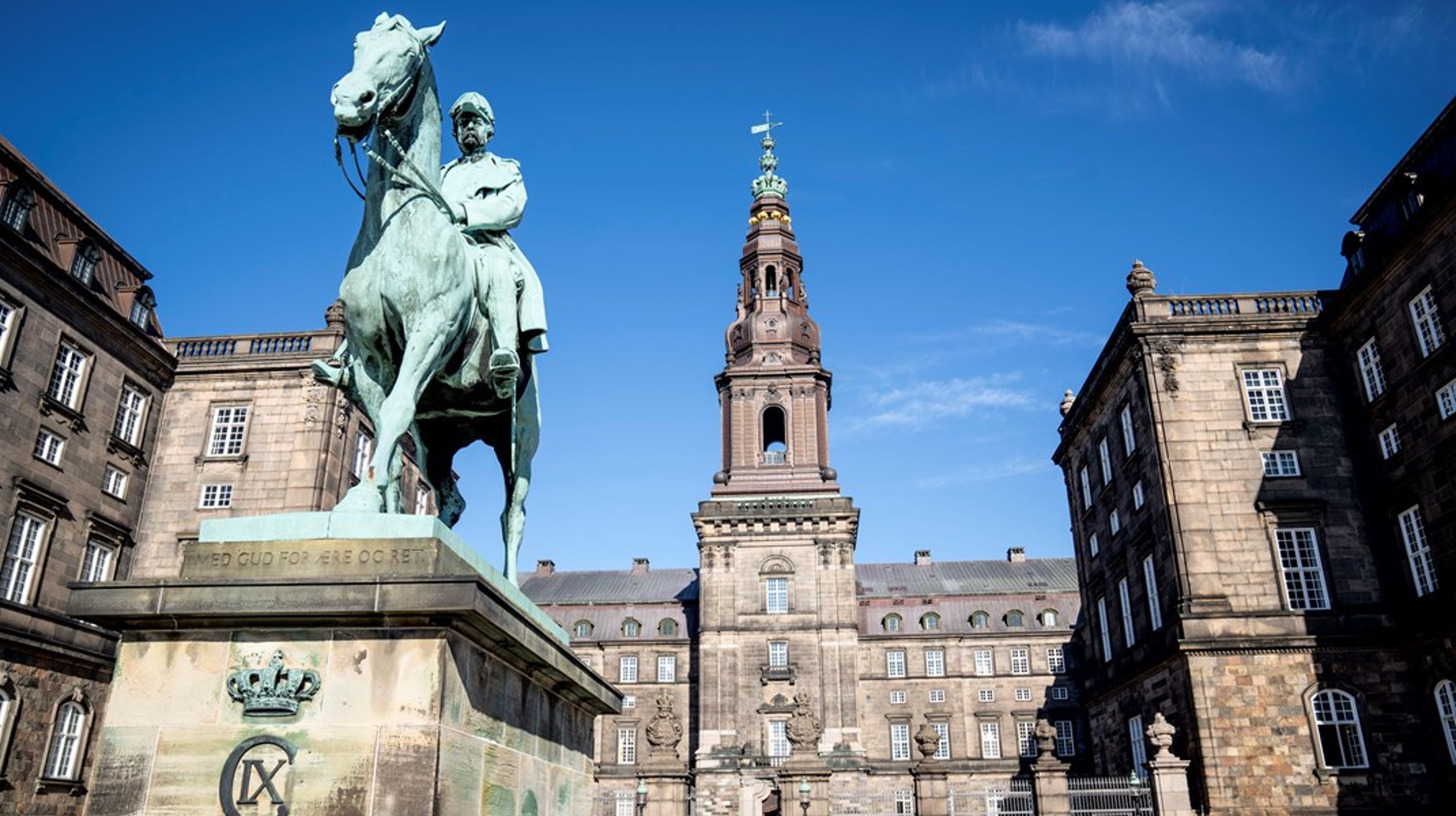 "Tænk, hvis du kunne være med til at afsøge og udfordre de internationale rammer, som konventionerne sætter for udlændingepolitikken," skriver&nbsp;Udlændinge- og Integrationsministeriet i et jobopslag.&nbsp;Opslaget giver anledning til nogle principielle refleksioner over den såkaldt neutrale embedsstand, skriver professor Frederik Waage.