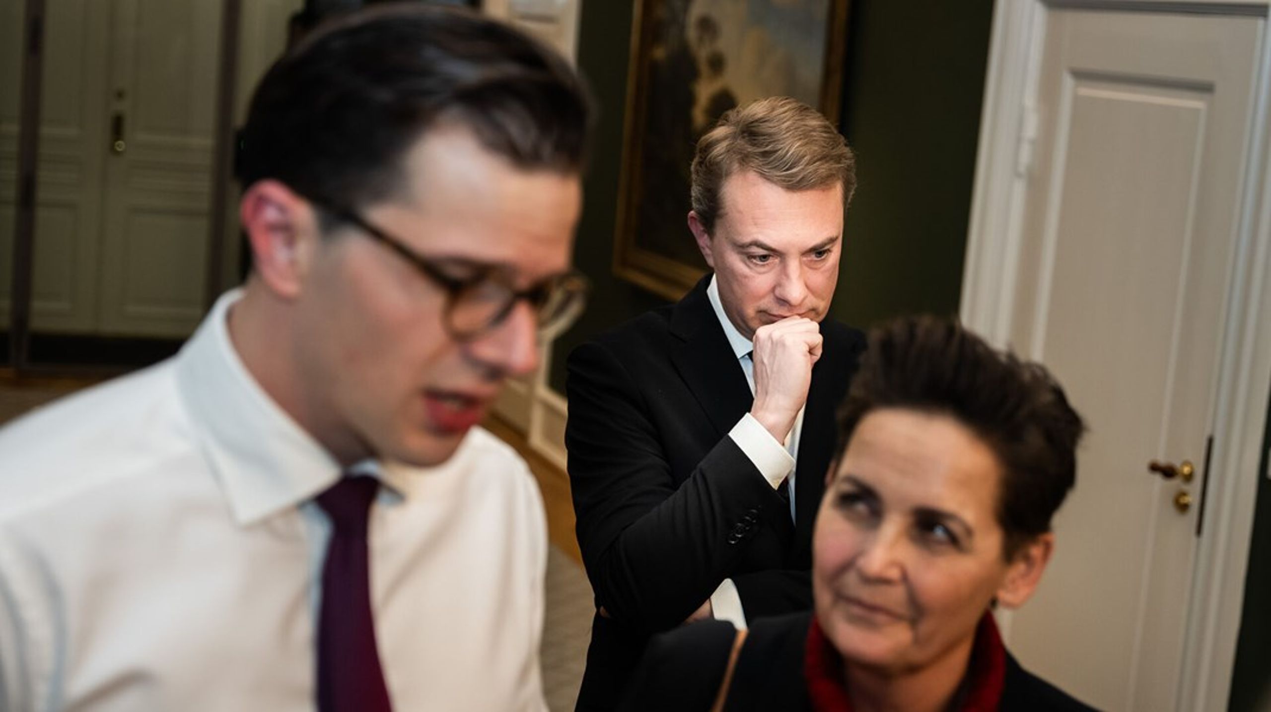 For første gang i et år går DF tilbage i Altinget-snittet. "Messerschmidts slingrekurs i forhold til Trump-administrationen smitter nu af i målingerne,"&nbsp;siger politisk kommentator, Helle Ib.