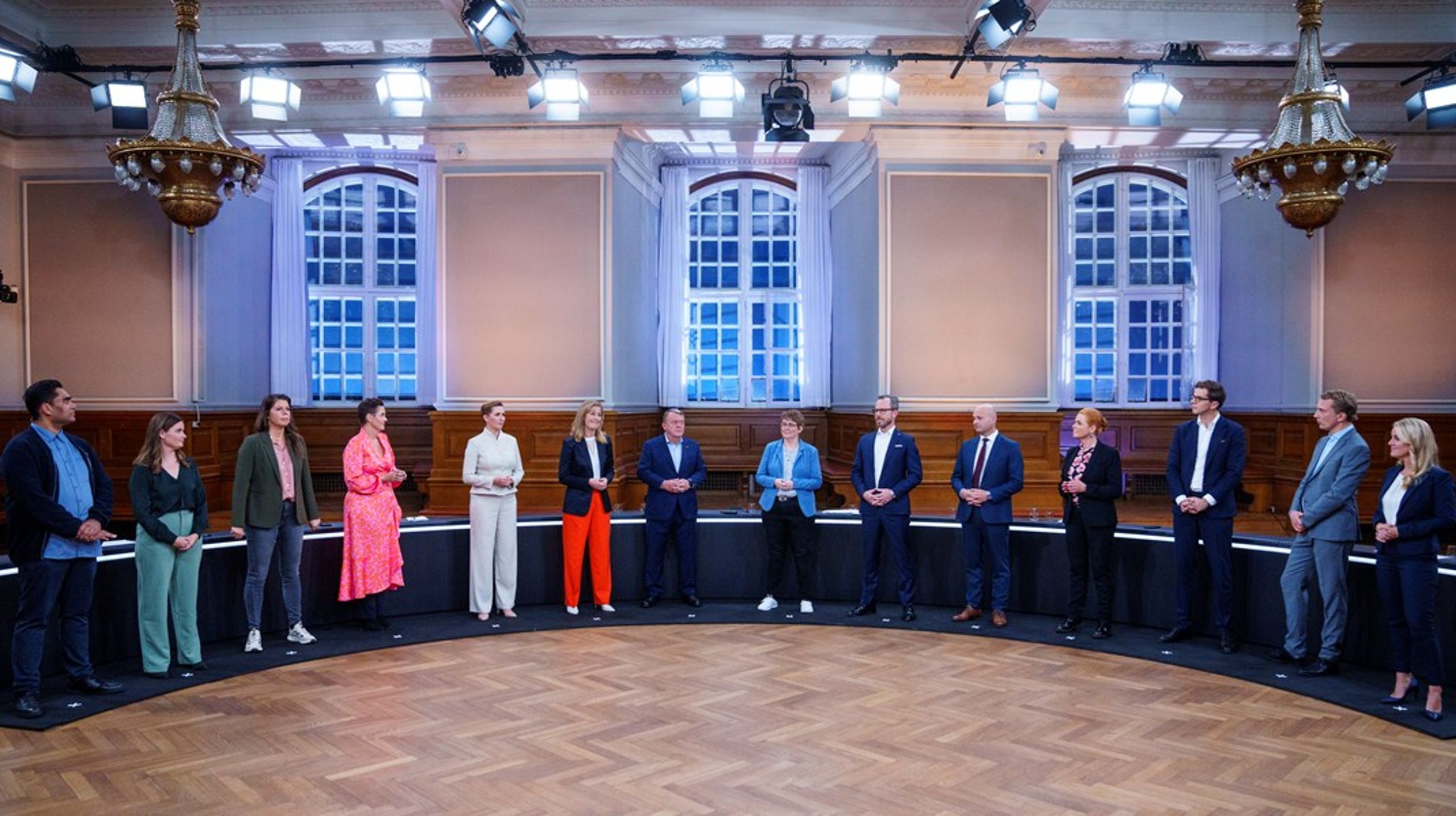 Den første dag i en valgkamp er afgørende. Som minimum skal der ligge en plan klar for, hvordan partilederen hurtigst muligt kommer foran et kamera, skriver Robin Juel Johansen. Billedet er fra&nbsp;tv-partilederdebat på Christiansborg i&nbsp;den seneste folketingsvalgkamp i 2022.