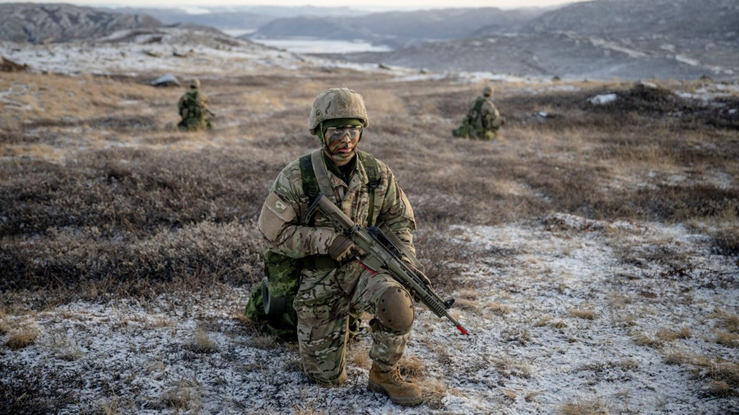 Træning af elever på Arktisk Basisuddannelse i Kangerlussuaq, Grønland, i sidste uge. Der foregår samtidig stadig større militære øvelser i og omkring Grønland og andre steder i Arktis, som Nato nu vil lægge ind under fælles kommando for første gang.<br>
