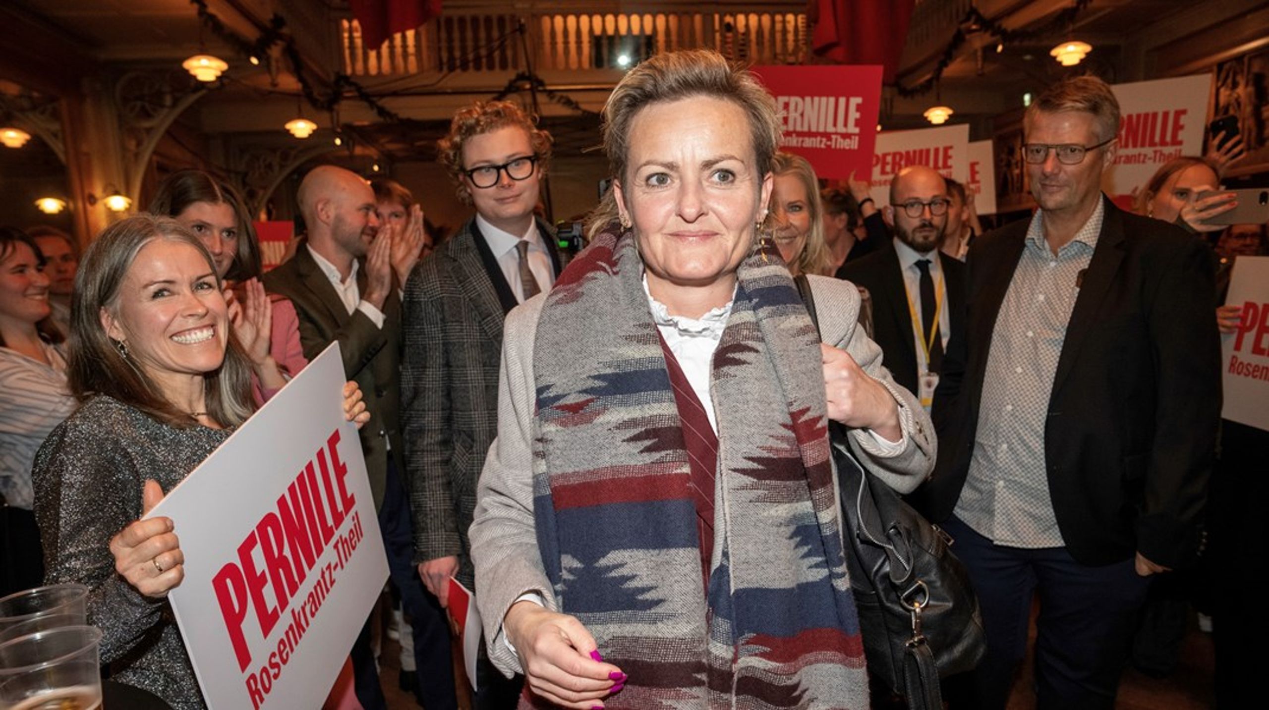 Tidligere spidskandidat Pernille Rosenkrantz-Theil flankeret af Jan Salling Kristensen, formand for Socialdemokratiet København ved partiets valgfest 25. november 2025. Sidstnævnte trækker sig fra posten efter 21 år, når partiet holder delegeretmøde til marts.&nbsp;