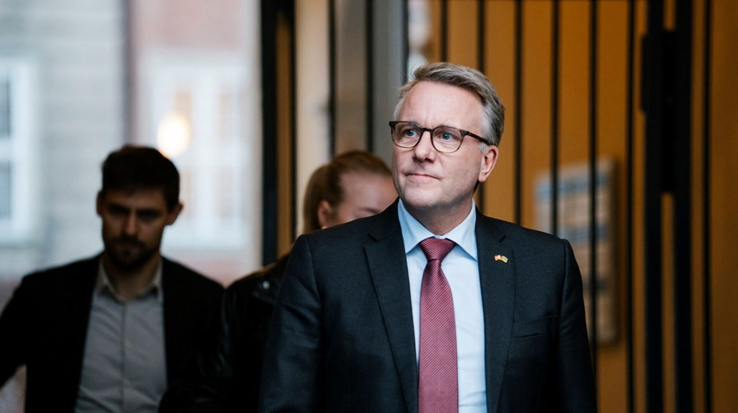 Morten Bødskov skal slå koldt vand i blodet i forhold til de skiftende toldmeldinger og fokusere på produktiviteten, skriver Sofie Holme Andersen.