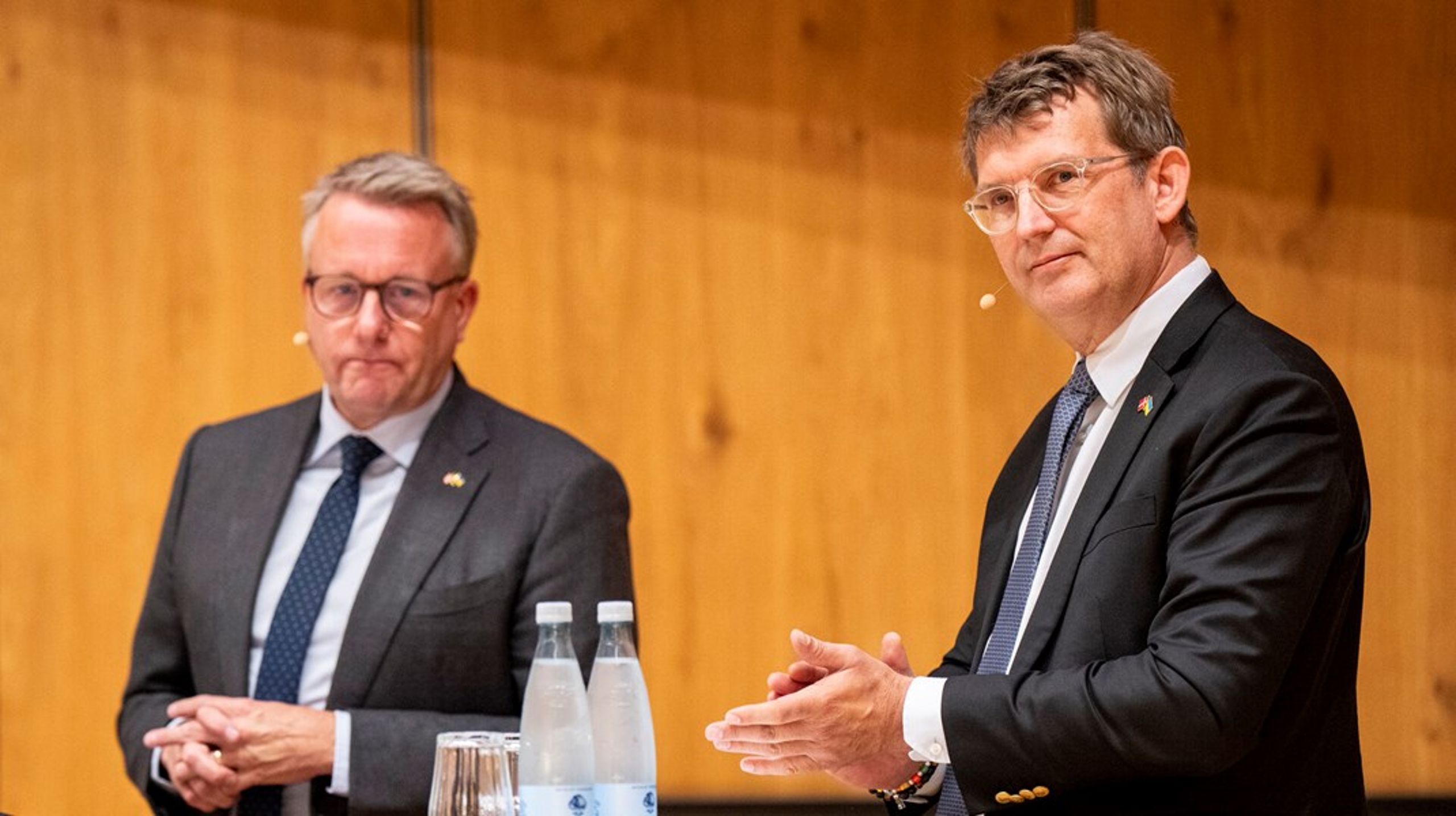 Det er erhvervsminister Morten Bødskovs (t.v.) og forsvarsminister Troels Lund Poulsens (t.h.) embedsmænd og -kvinder, der ikke har fået lavet strategien færdig endnu.