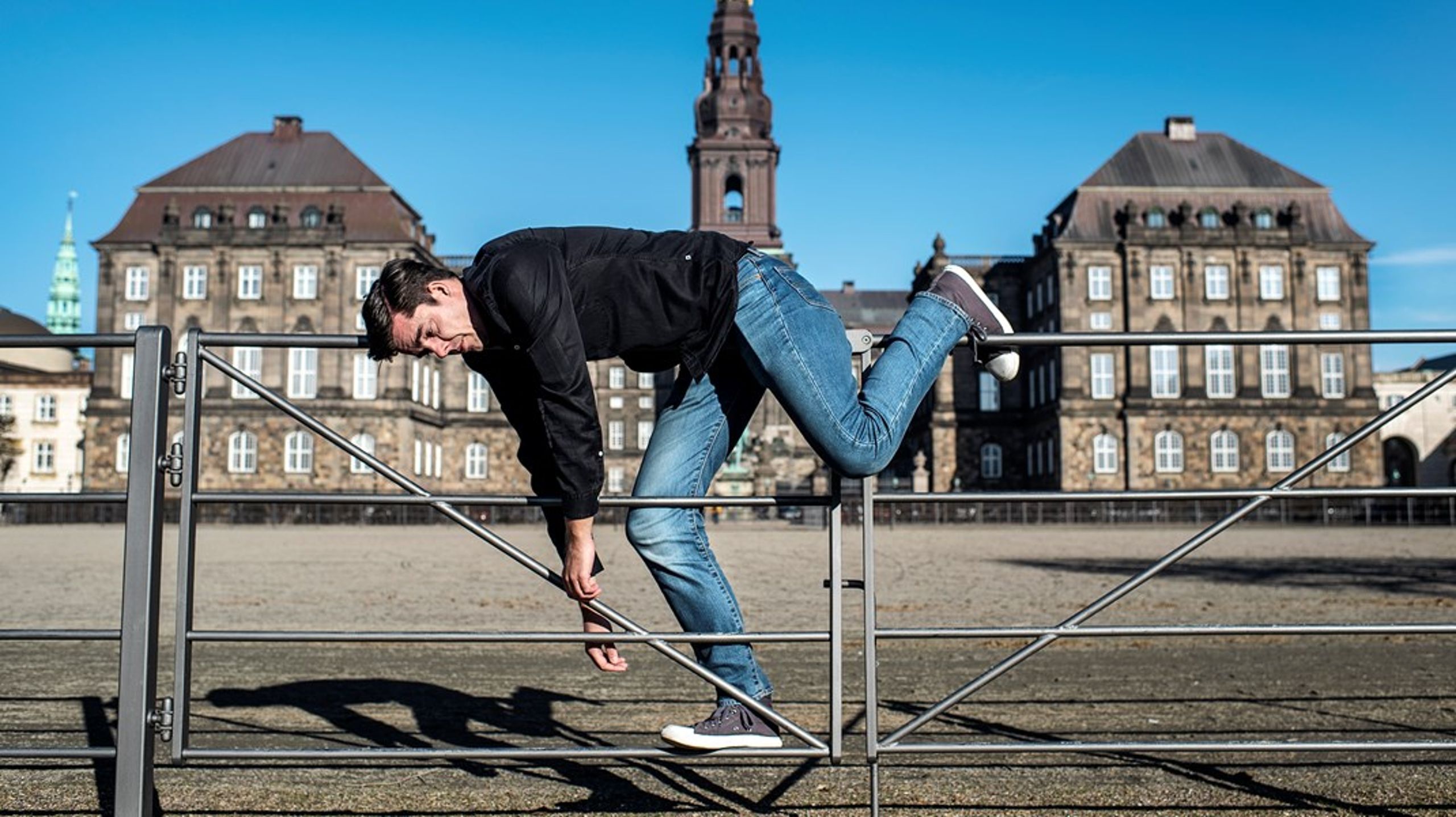 Bogen er en skarp, underholdende og ofte præcis destillering af meget af det, mange går rundt og oplever som galt med politik. Og den er et tydeligt bevis på, at outsiderblikket fortsat er noget af det vigtigste, et demokrati har, skriver Nikolaj Saadat.