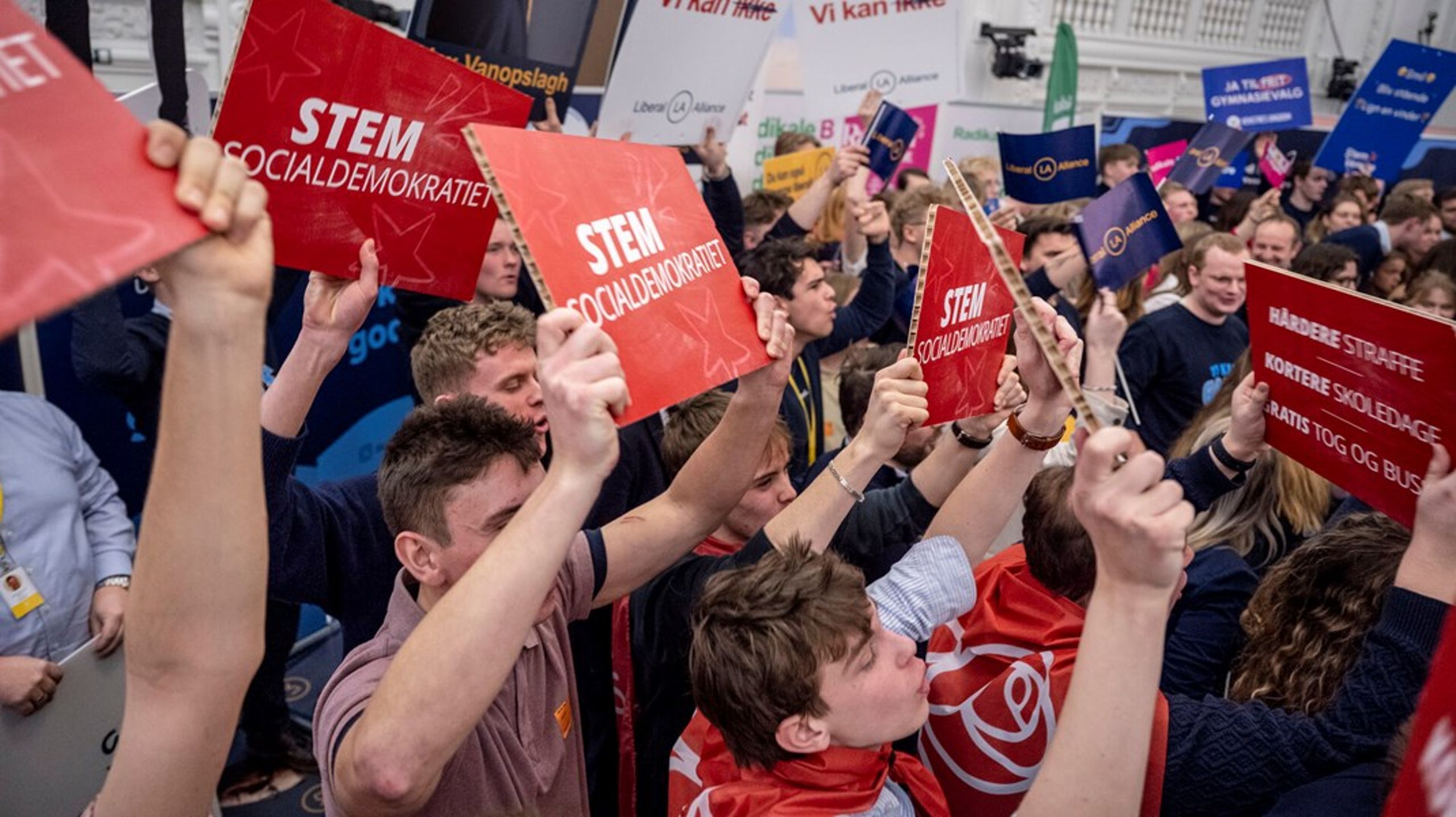 Hvis vi mener alvorligt, at demokrati er noget, vi alle har ansvar for særligt som unge, så skal skolesystemet bakke op om engagement, ikke modarbejde det, skriver&nbsp;David Schrøder og Katrine Funding.