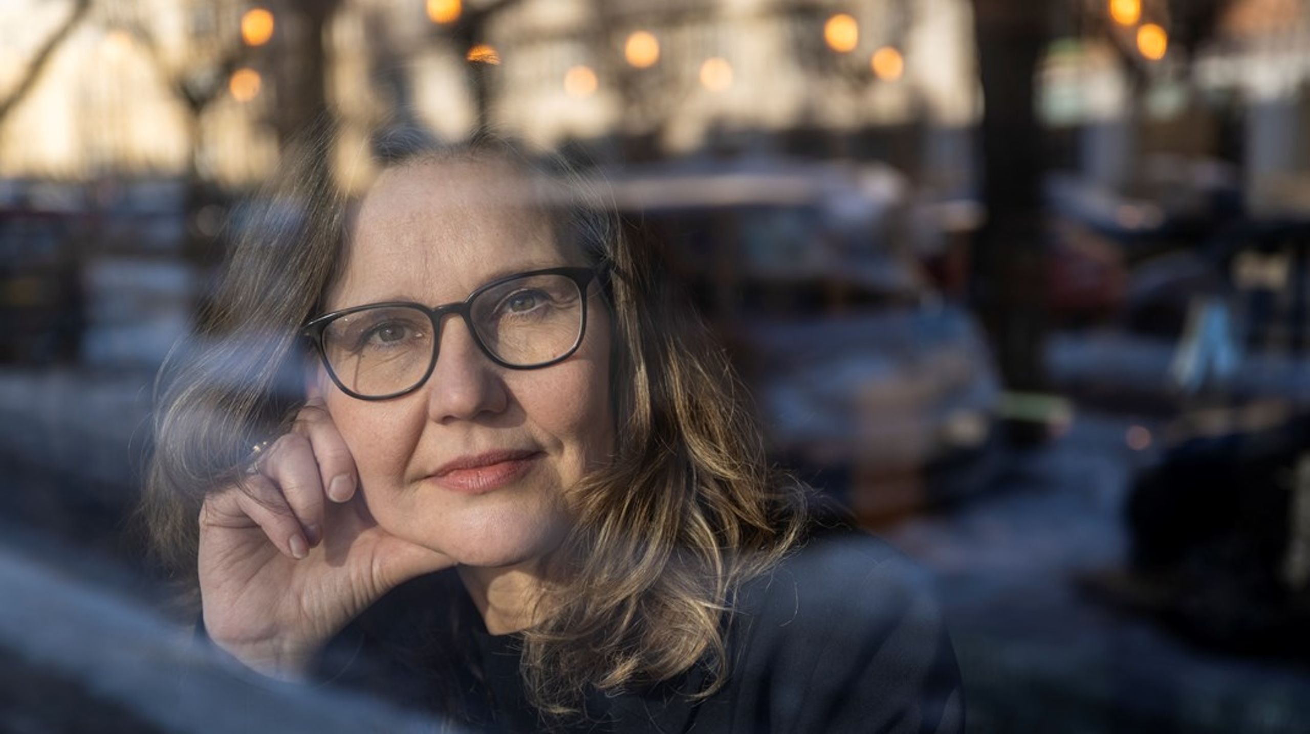 Vi længes efter den store samtidsroman. Rikke Viemoses 'En anden tid' havde potentiale til at blive det, hvis hun havde fået lov til at skrive mere end 250 sider, skriver Jakob Elkjær.&nbsp;