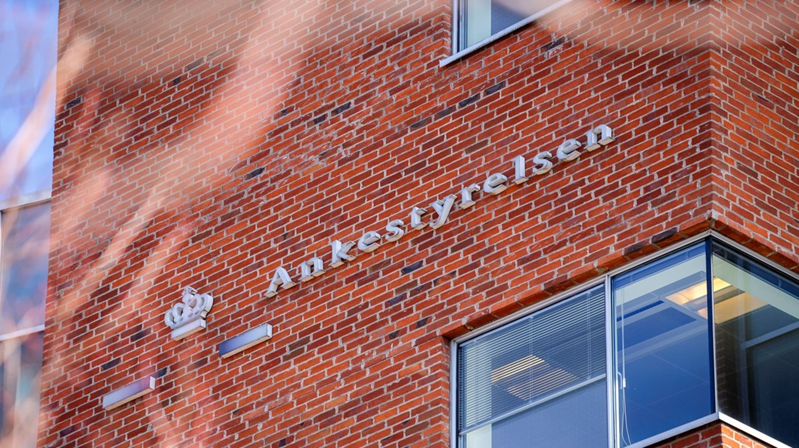 Andreas Wibe Poulsen har været konstitueret kontorchef i Center for Demokrati og Forvaltningsret siden april 2025, og vender nu tilbage som souschef i det kommunale og regionale tilsyn hos Ankestyrelsen.